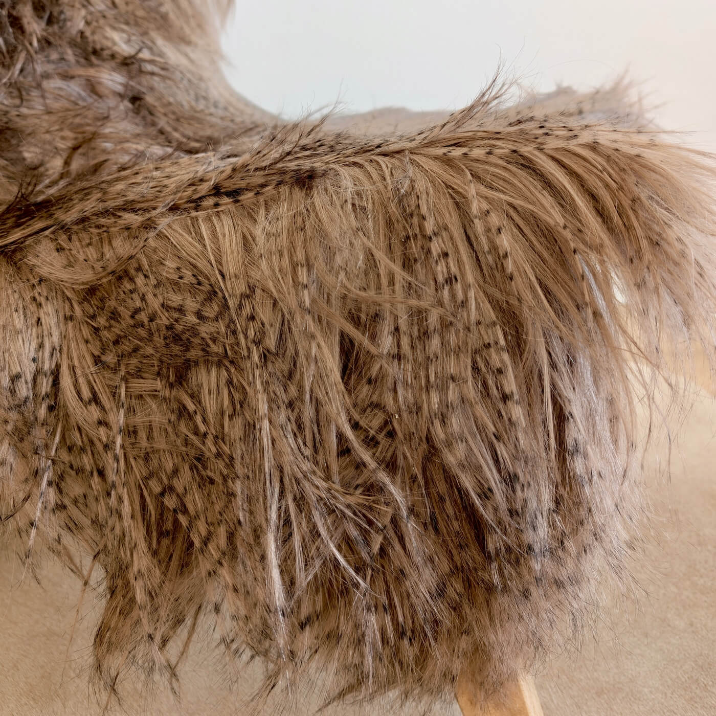 Covor din piele naturala de capra mongola cu fir extra lung si ondulat, nuanta gri maroniu, zoom