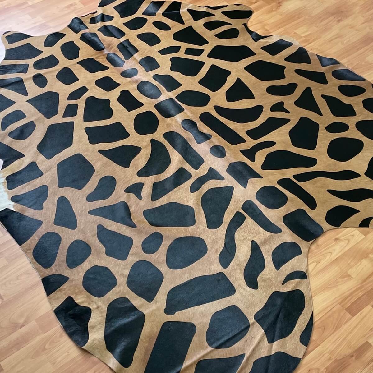 covor din piele de vaca natural cu imprimeu girafa, pe podea