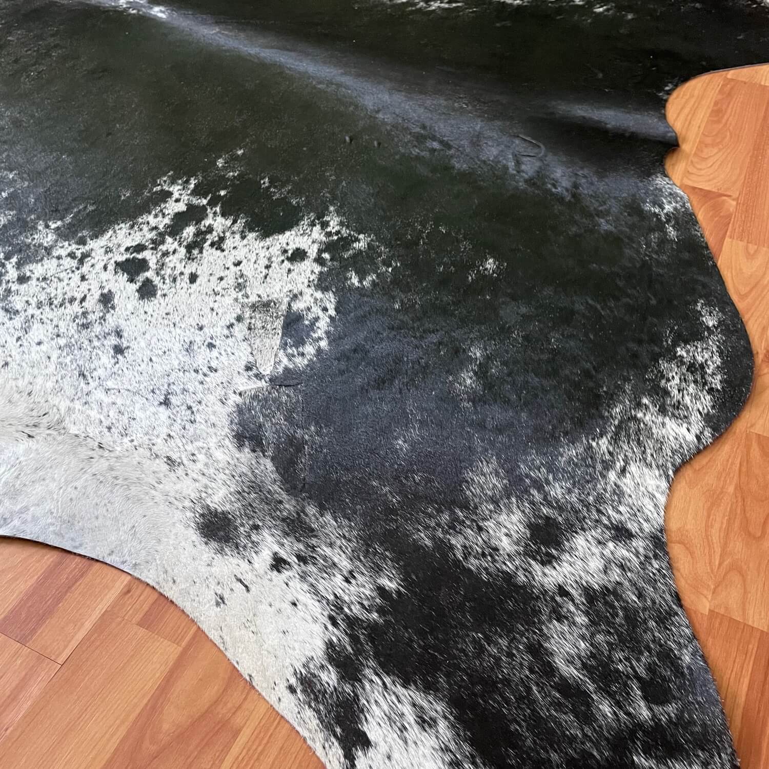 covor piele de vaca naturala gri si negru pestrit, mango+bloom