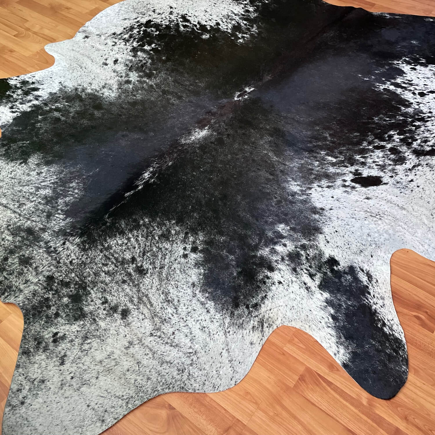covor piele de vaca naturala gri si negru pestrit, mango+bloom