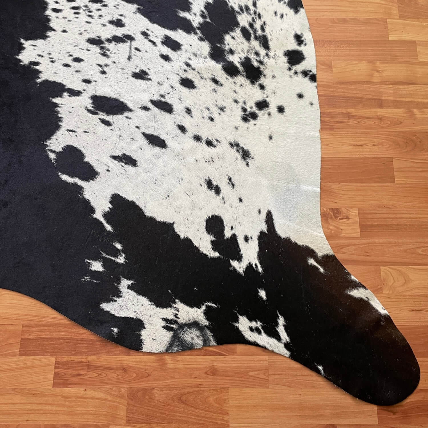 covor din piele de vaca alb si negru cu pete, mango+bloom