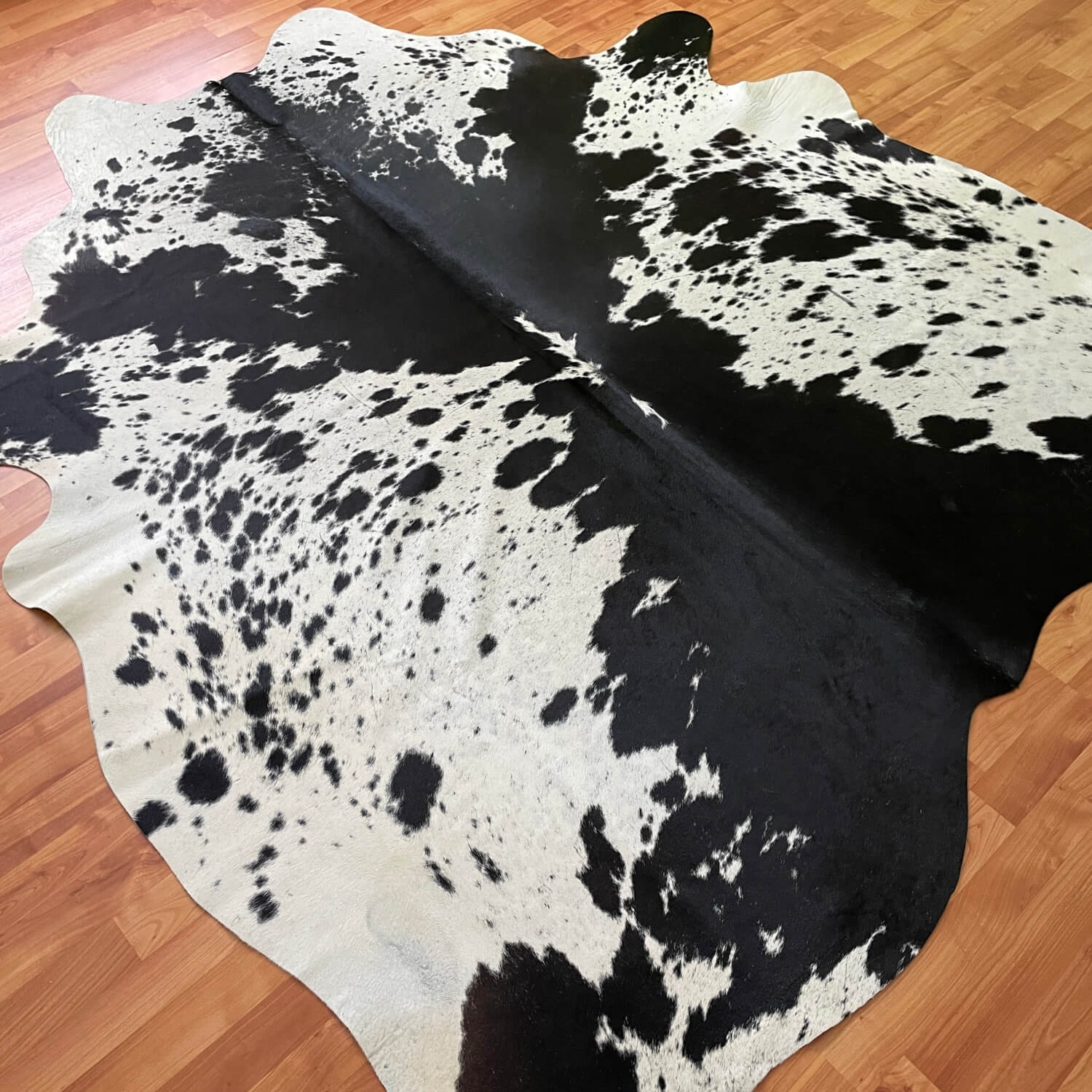 covor din piele de vaca alb si negru cu pete, mango+bloom
