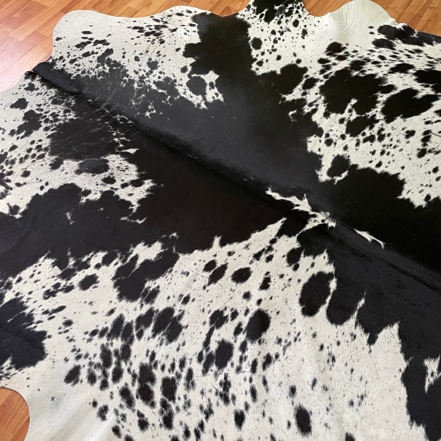 covor din piele de vaca alb si negru cu pete, mango+bloom