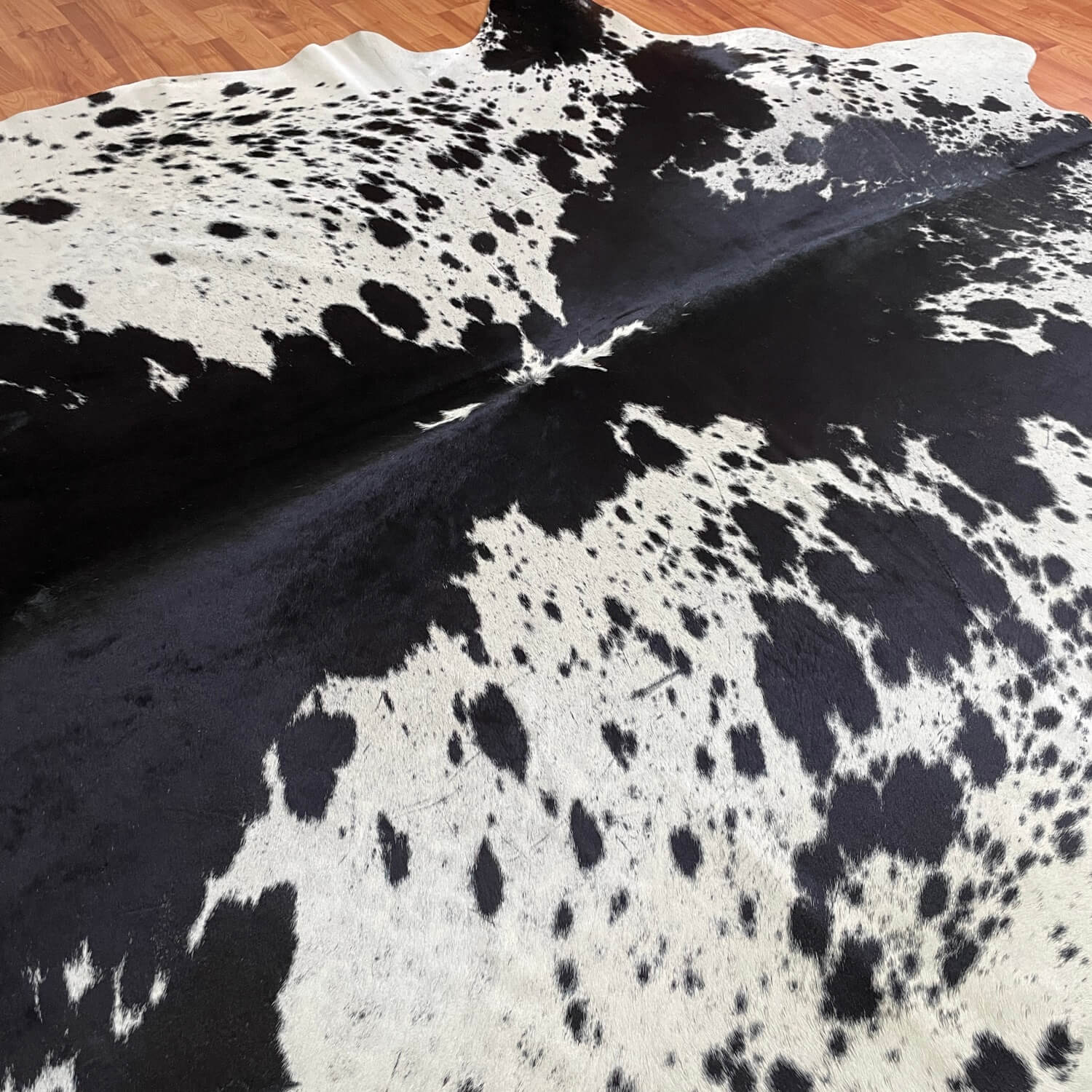 covor din piele de vaca alb si negru cu pete, mango+bloom