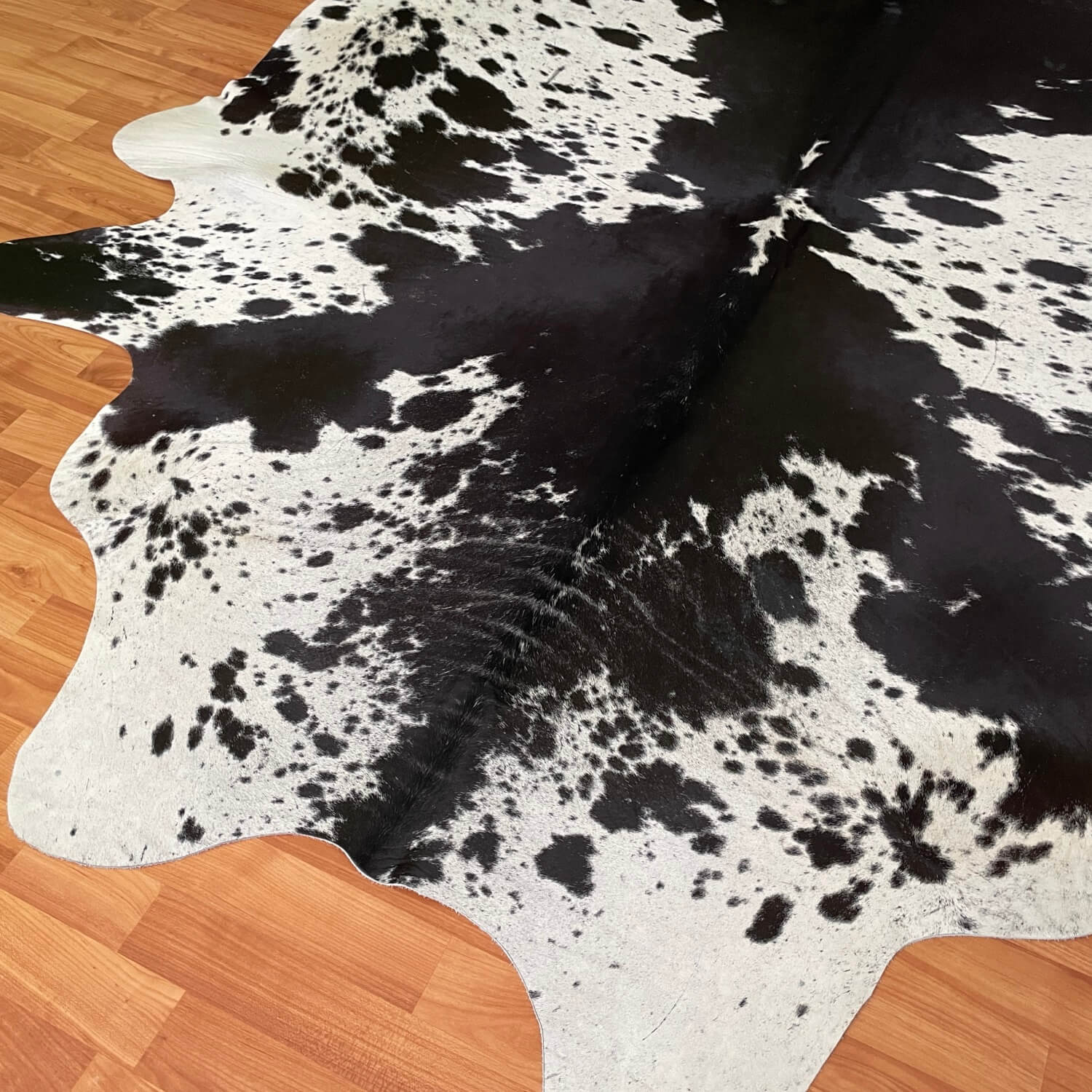 covor din piele de vaca alb si negru cu pete, mango+bloom