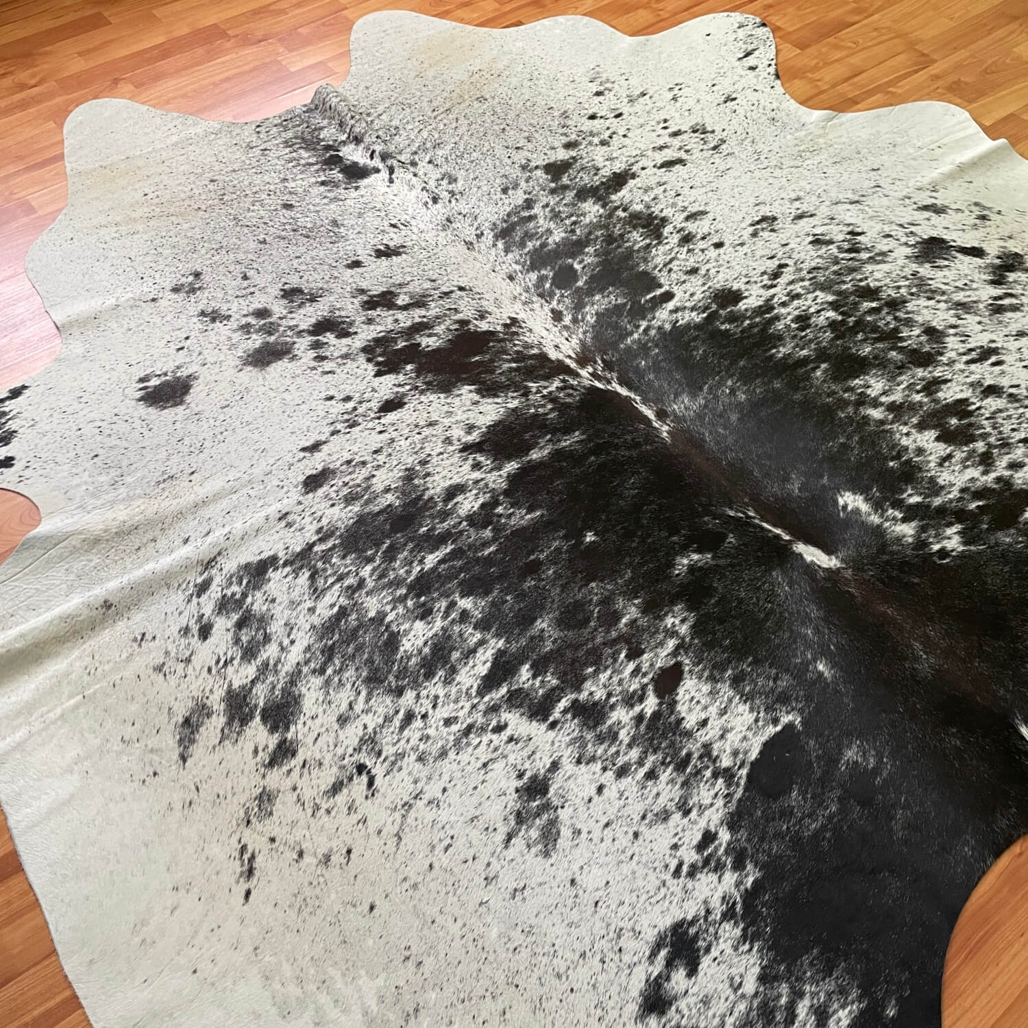 covor din piele de vaca alb cu negru pestrit, mango+bloom