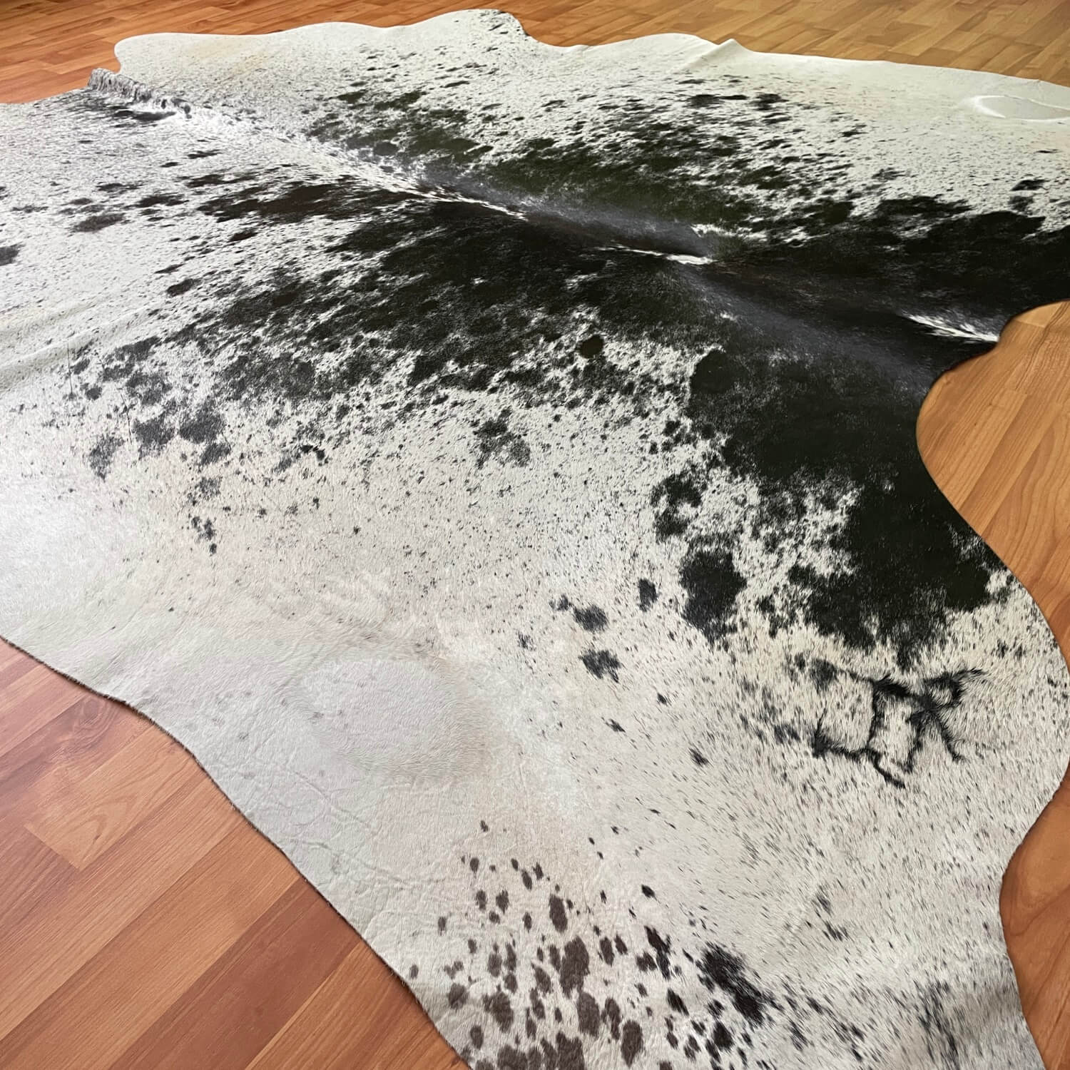 covor din piele de vaca alb cu negru pestrit, mango+bloom