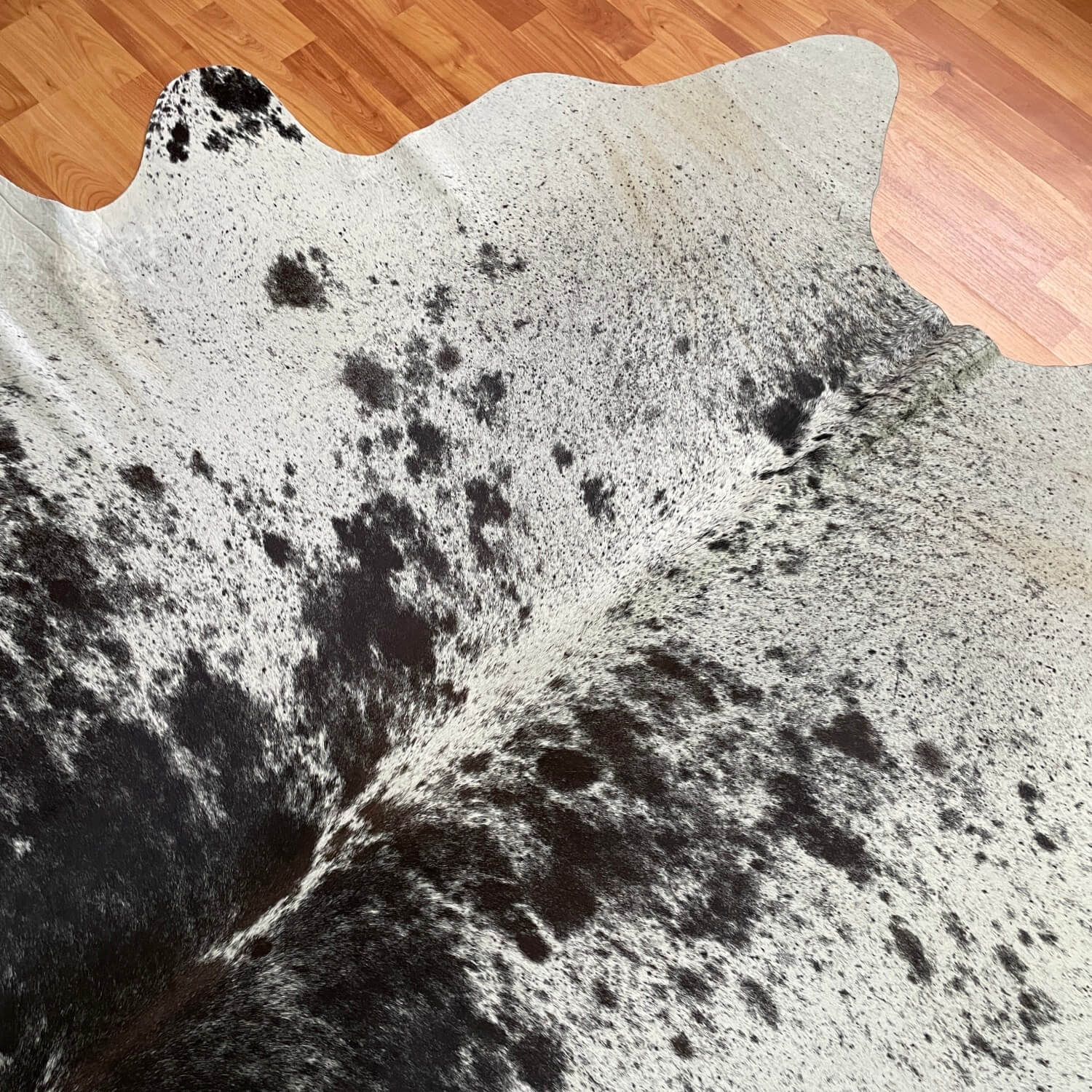 covor din piele de vaca alb cu negru pestrit, mango+bloom