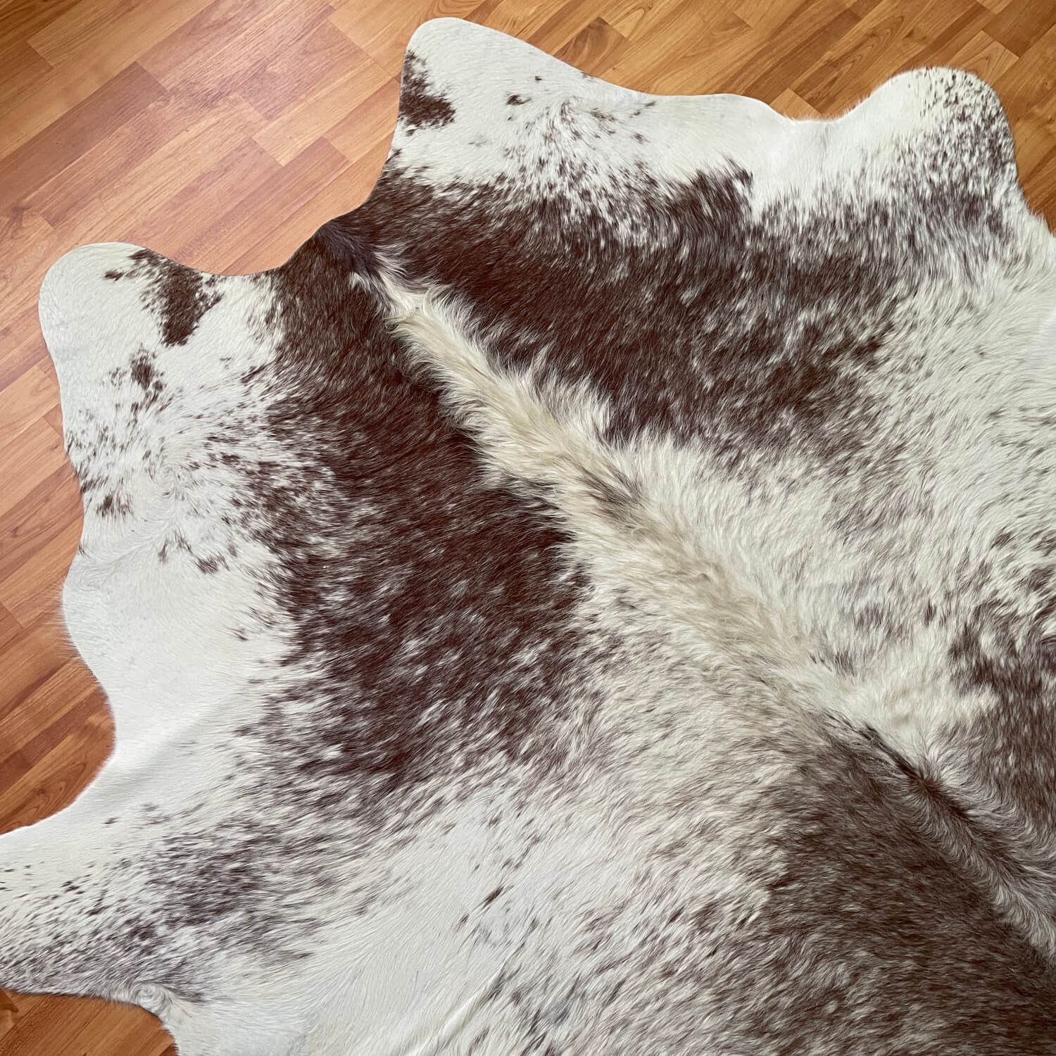 covor din piele de vaca negru alb cu maro, mango+bloom