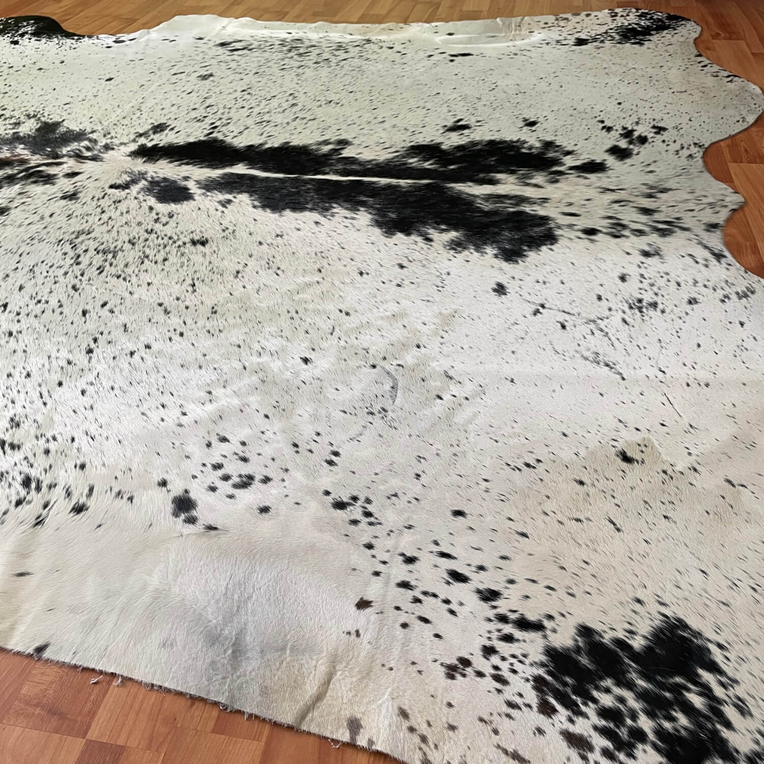 covor mare din piele de vaca alb pestrit cu negru, mango+bloom