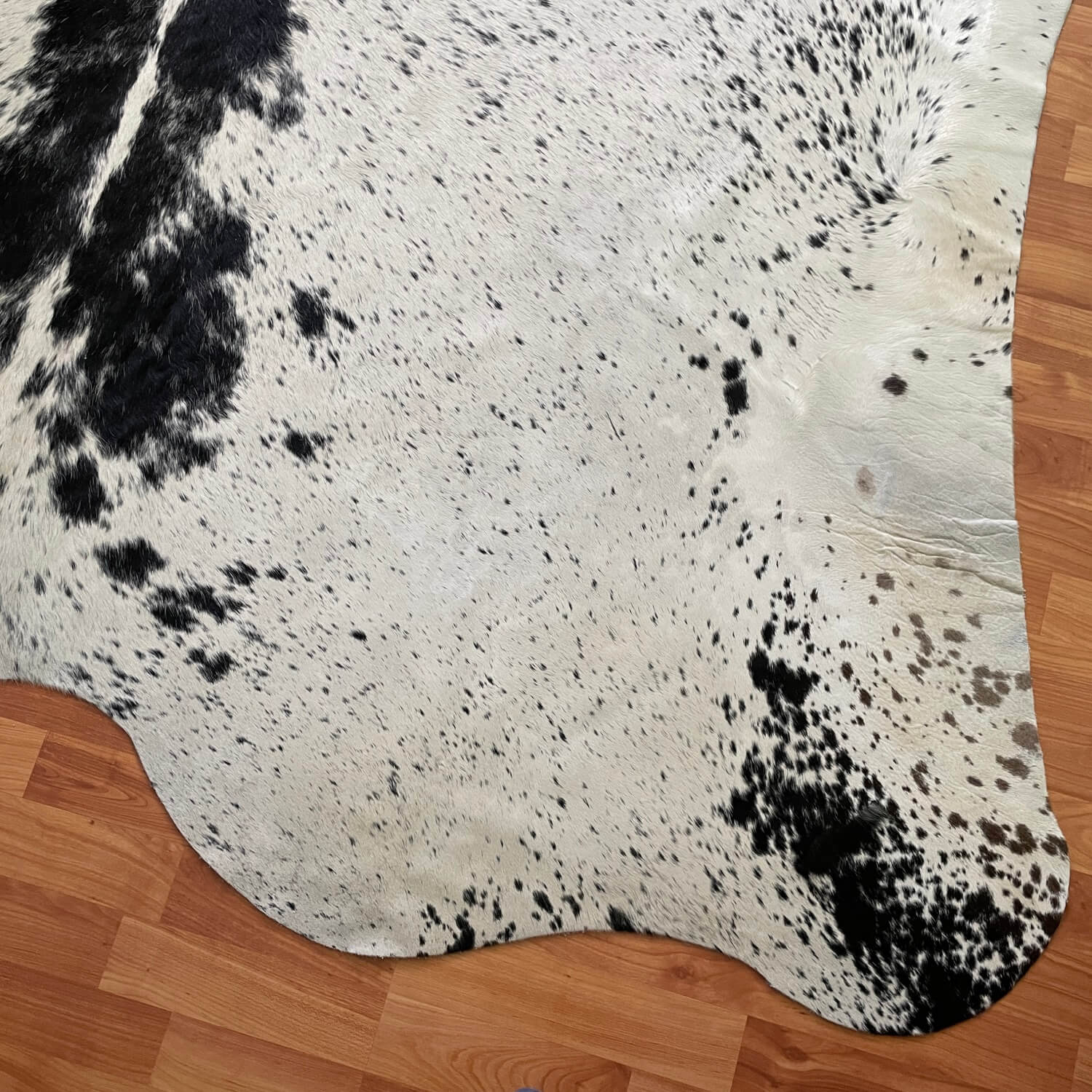 covor mare din piele de vaca alb pestrit cu negru, mango+bloom