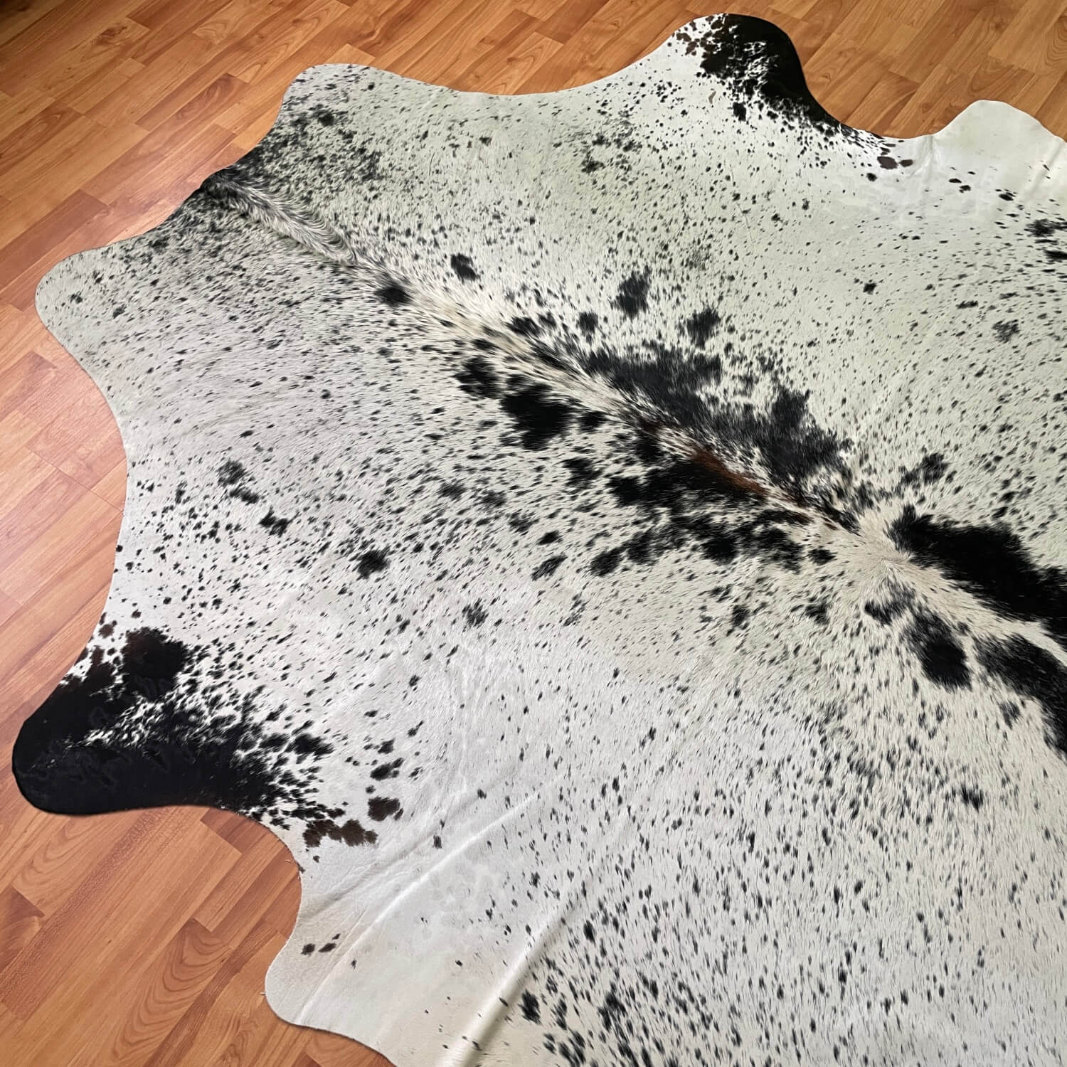 covor mare din piele de vaca alb pestrit cu negru, mango+bloom