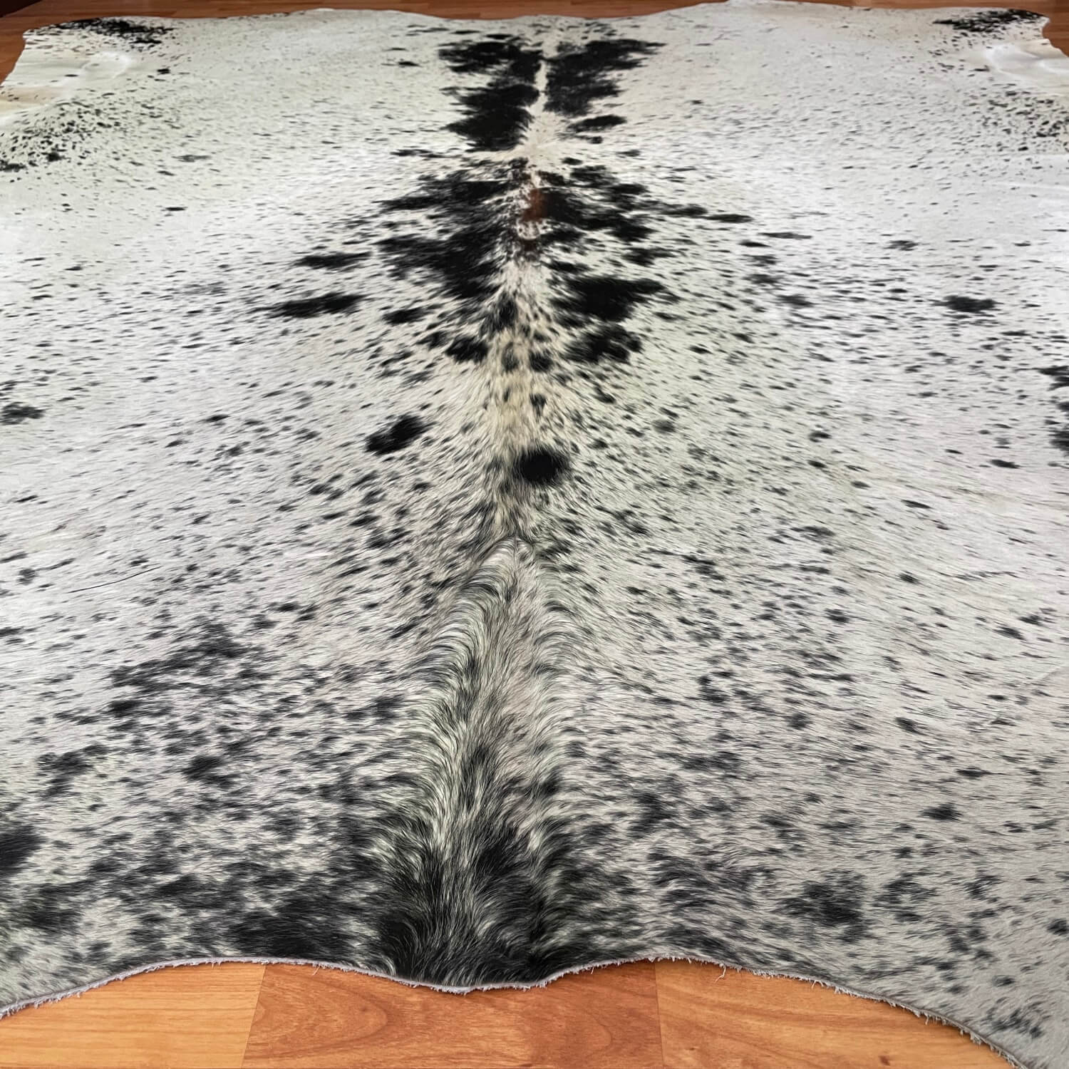 covor mare din piele de vaca alb pestrit cu negru, mango+bloom