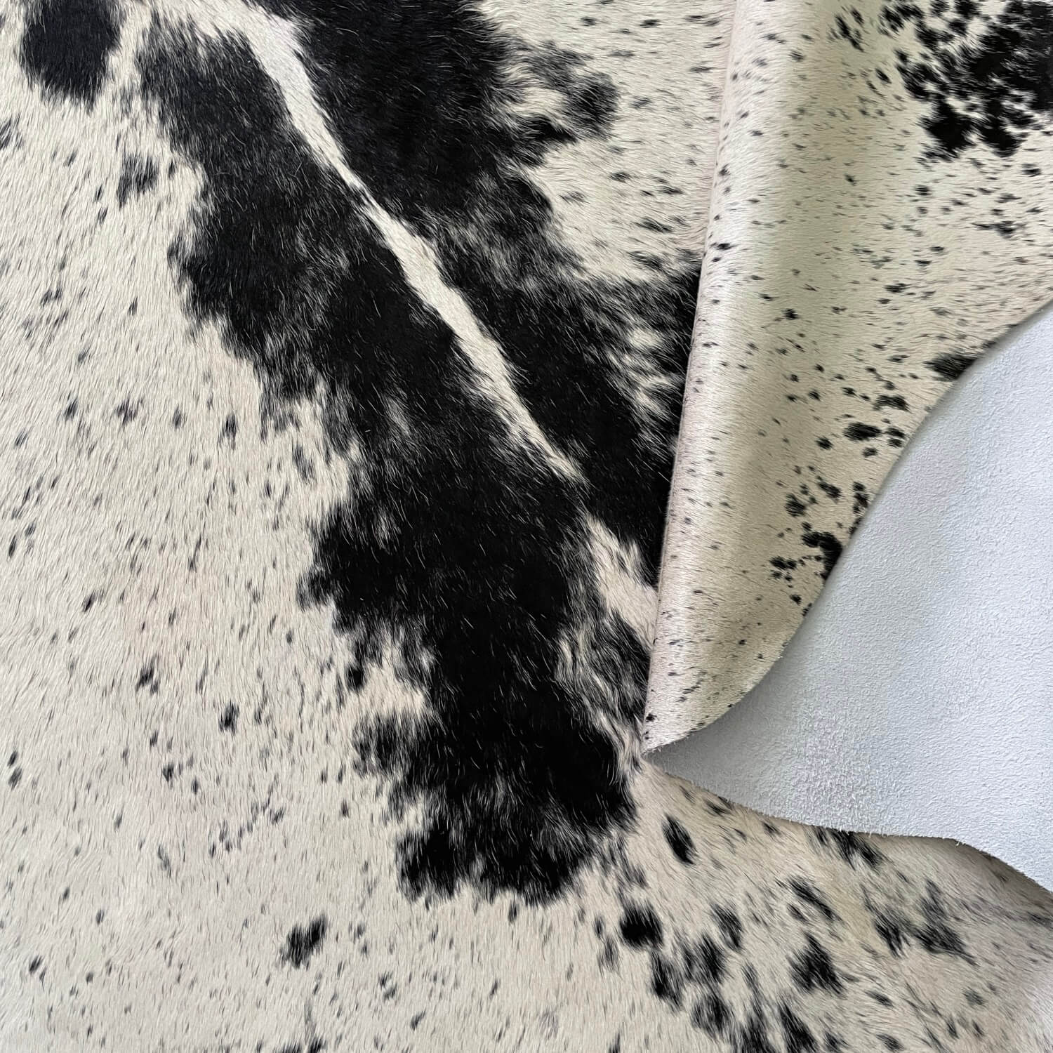 covor mare din piele de vaca alb pestrit cu negru, mango+bloom