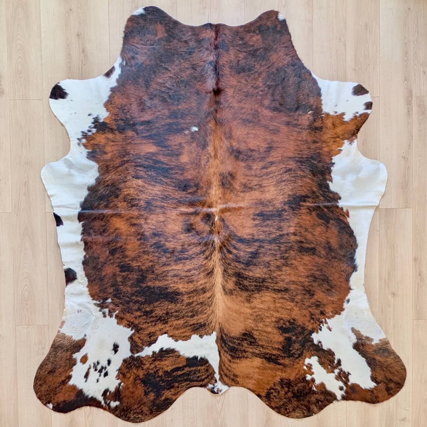 Covor din Piele de Vacă - Exotic (235cm x 215cm) - nuanțe de maro cu striații și alb - mărime XXL - calitate premium