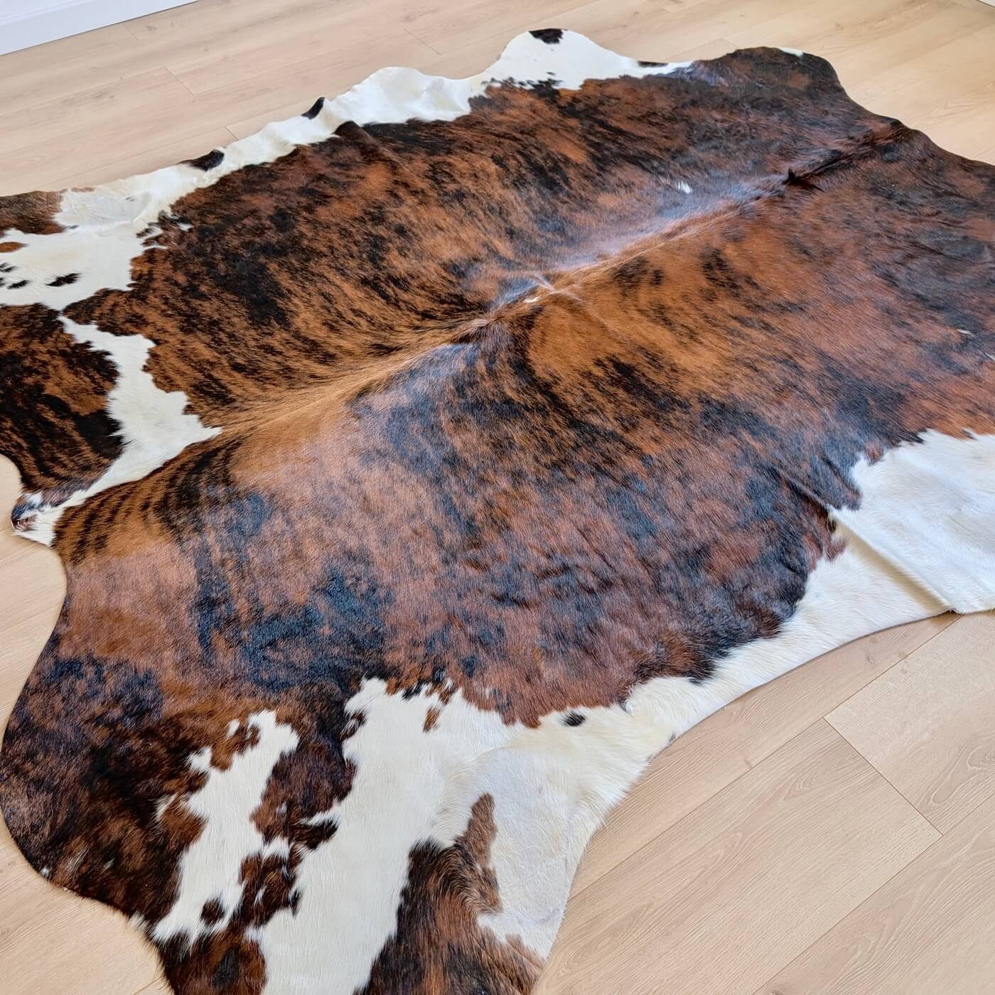 Covor din Piele de Vacă - Exotic (235cm x 215cm) - nuanțe de maro cu striații și alb - mărime XXL - calitate premium - întins pe parchet
