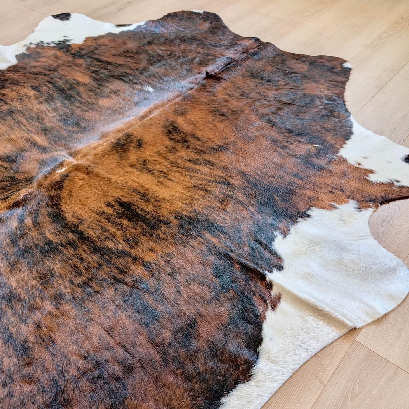 Covor din Piele de Vacă - Exotic (235cm x 215cm) - nuanțe de maro cu striații și alb - mărime XXL - calitate premium - sus