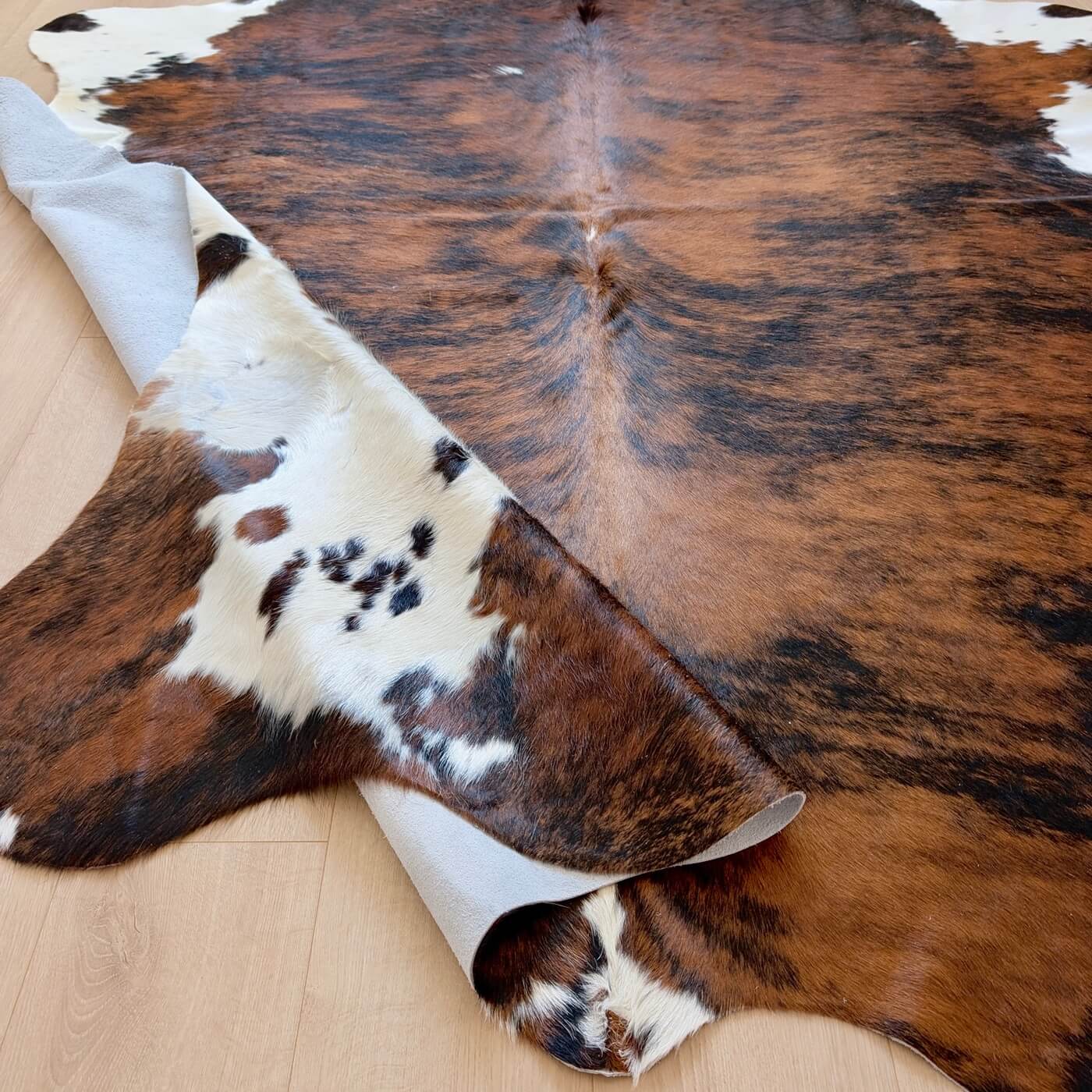 Covor din Piele de Vacă - Exotic (235cm x 215cm) - nuanțe de maro cu striații și alb - mărime XXL - calitate premium - zoom in 1