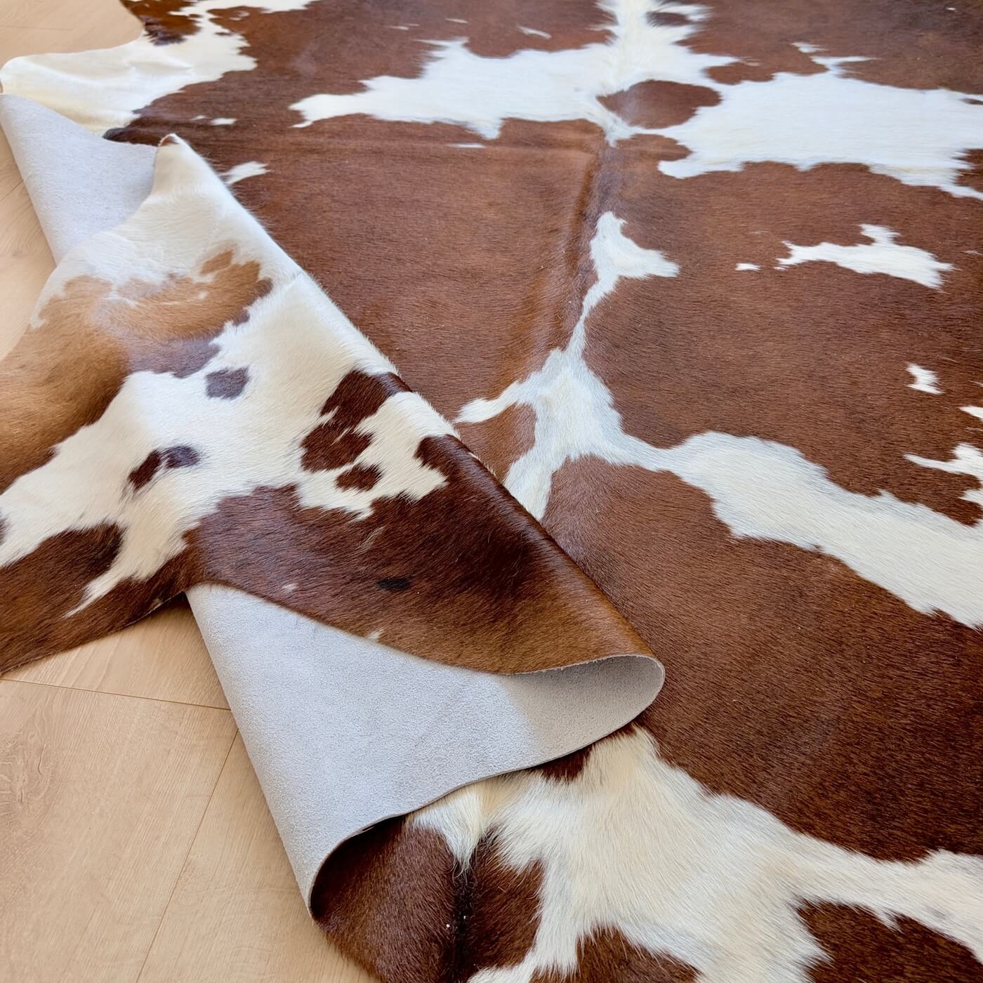 Covor din Piele de Vacă - Maro & Alb (240cm x 220cm) - mărime XXL - cu pete spectaculoase - zoom