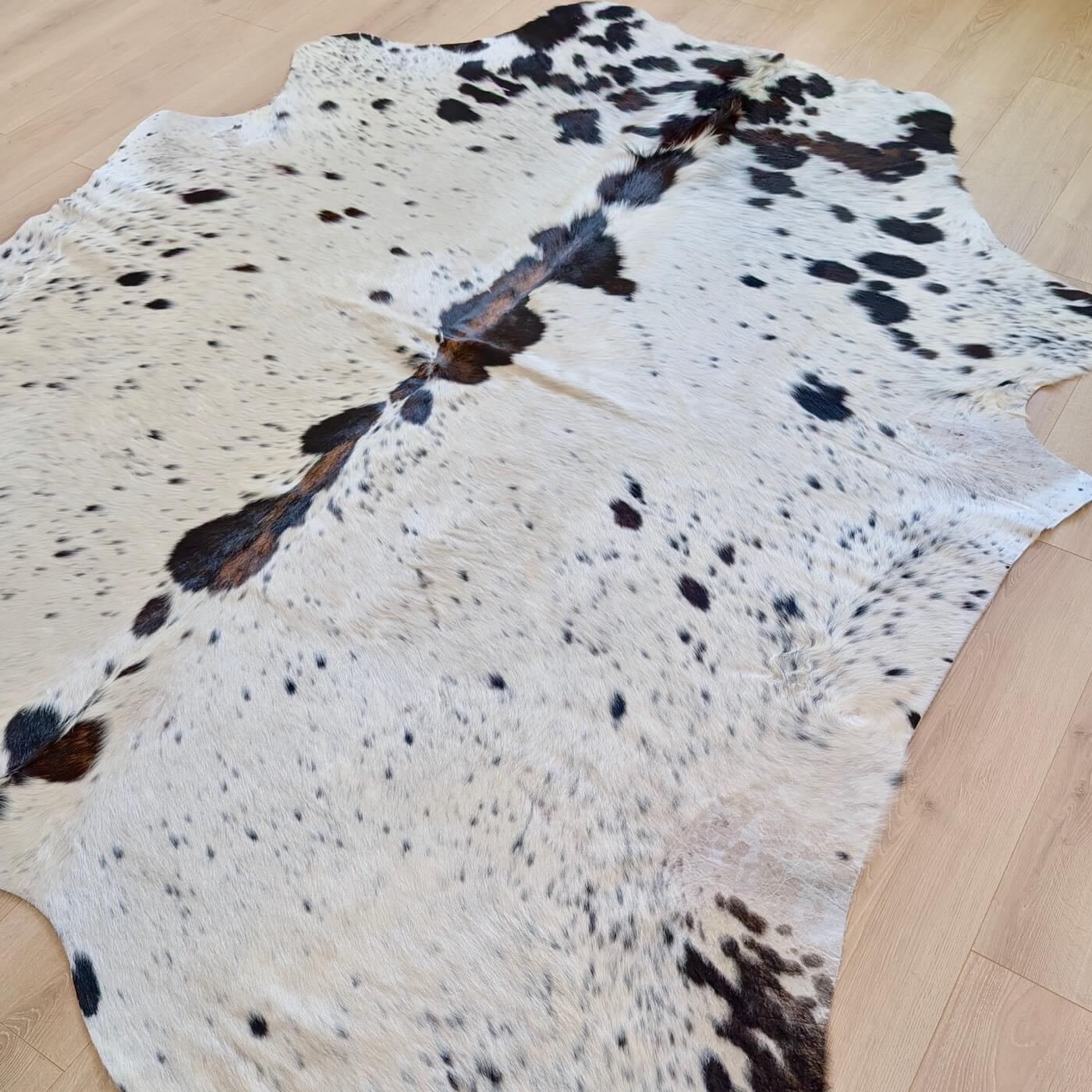 Covor din Piele de Vacă - Alb Pestriț (245cm x 225cm) - tăbăcită superior - mărime XXL perfect pentru living, office, dormitor - pe podea