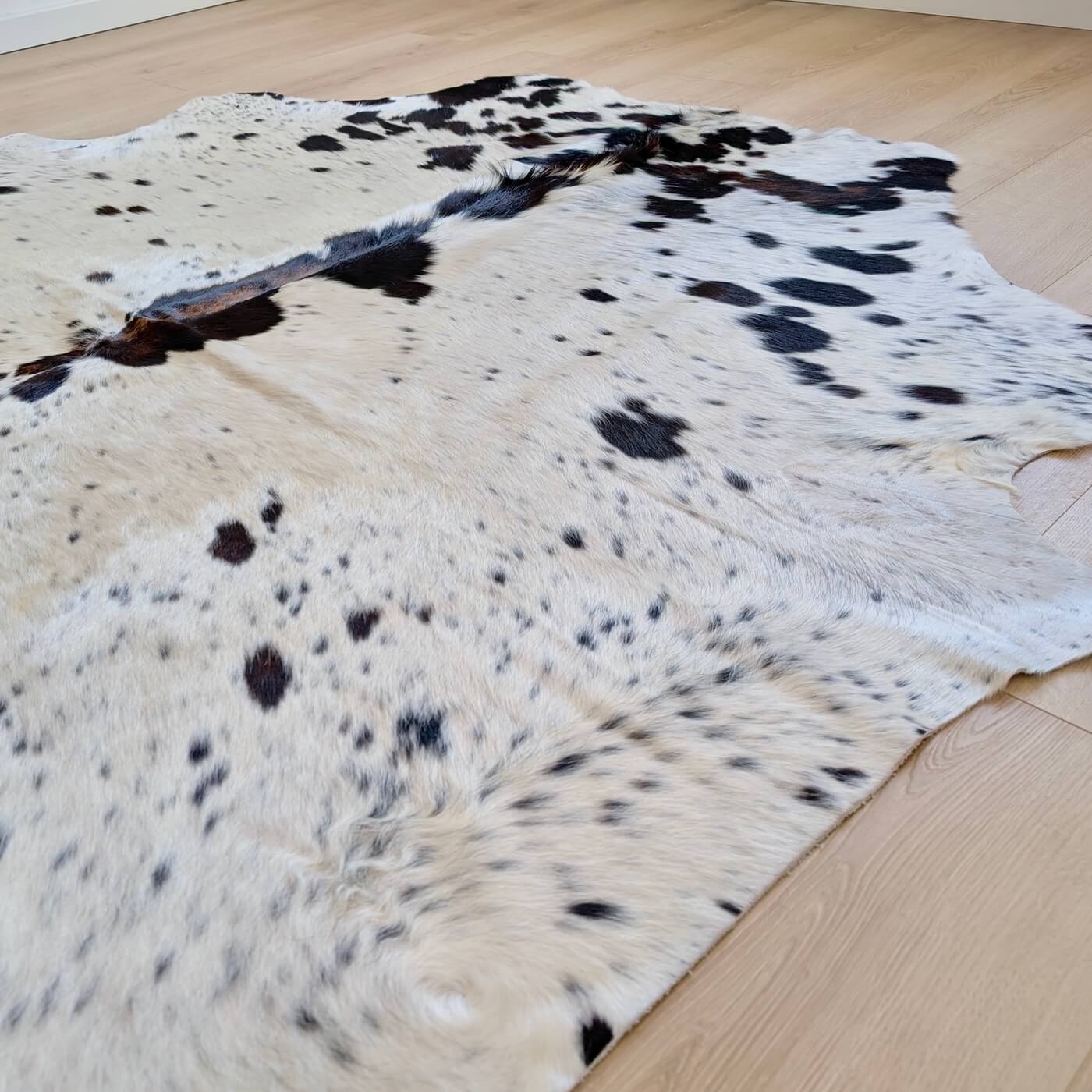 Covor din Piele de Vacă - Alb Pestriț (245cm x 225cm) - tăbăcită superior - mărime XXL - side