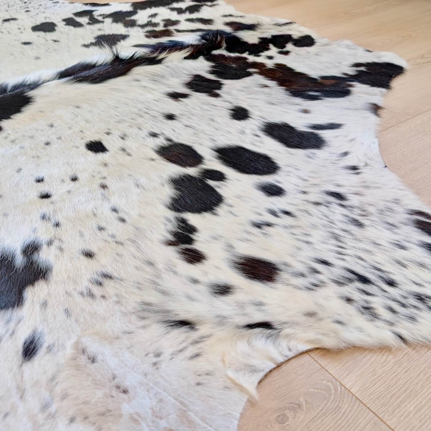 Covor din Piele de Vacă - Alb Pestriț (245cm x 225cm) - tăbăcită superior - mărime XXL - fotografie reala zoom