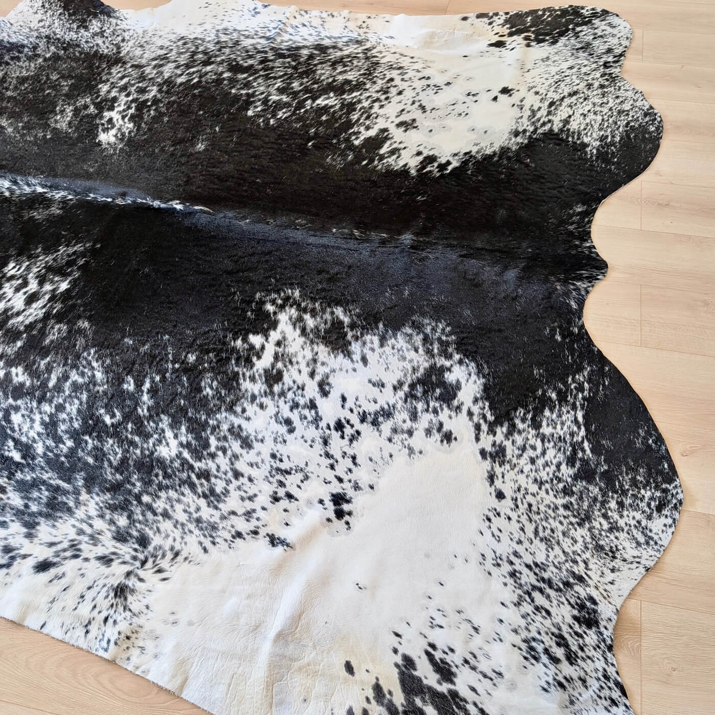 Covor din Piele de Vacă - Negru Pestriț (280cm x 250cm) - model pestrit fundal negru si pete albe gri - mărime XXXL - partea de jos