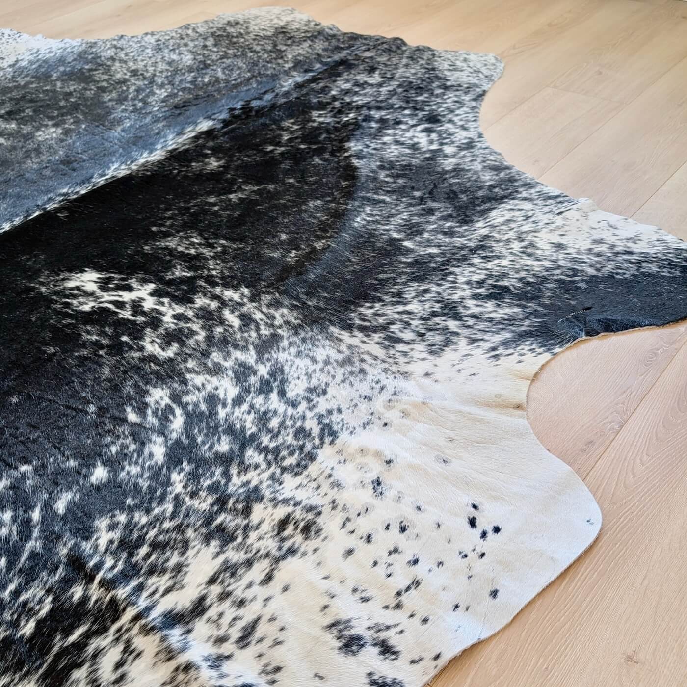 Covor din Piele de Vacă - Negru Pestriț (280cm x 250cm) - model pestrit fundal negru si pete albe gri - mărime XXXL - side