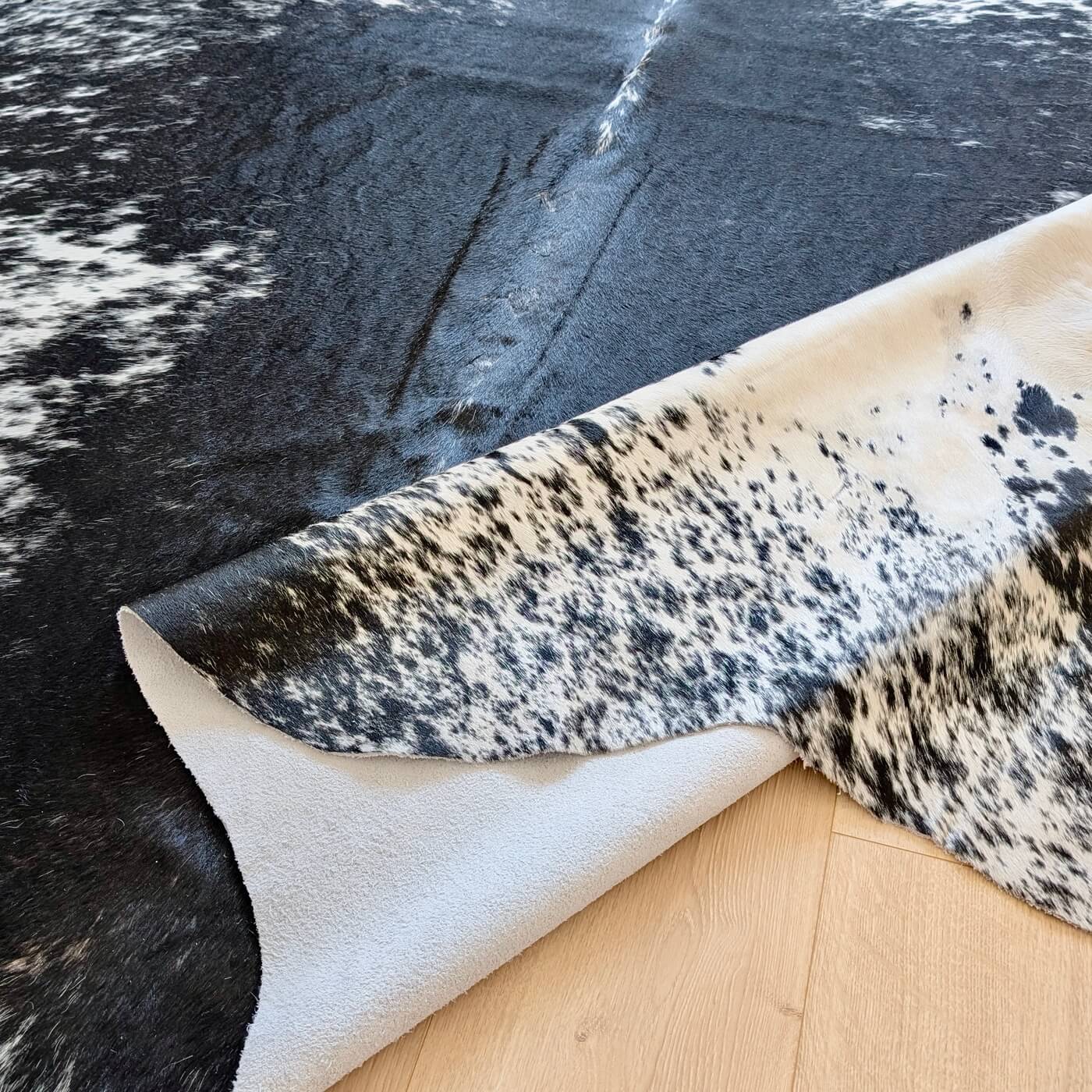 Covor din Piele de Vacă - Negru Pestriț (280cm x 250cm) - model pestrit fundal negru si pete albe gri - mărime XXXL - zoom