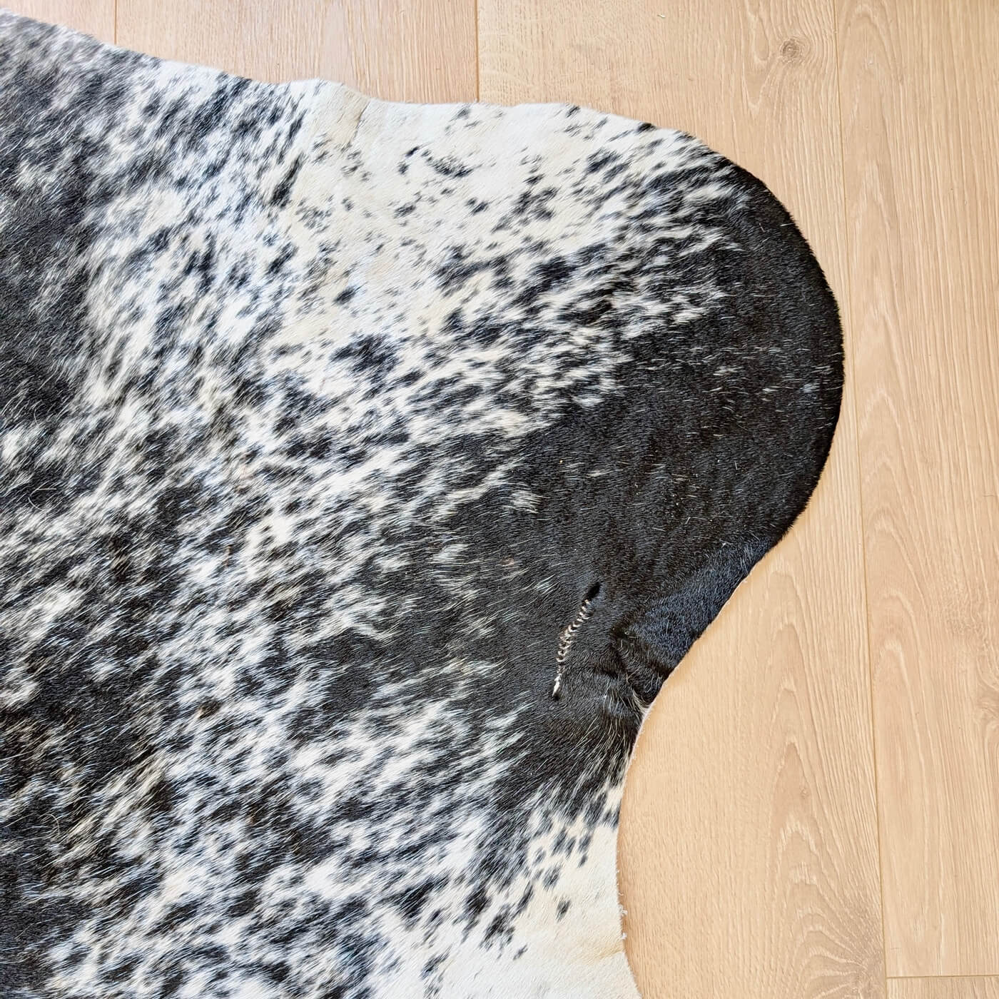 Covor din Piele de Vacă - Negru Pestriț (280cm x 250cm) - model pestrit fundal negru si pete albe gri - mărime XXXL - cut