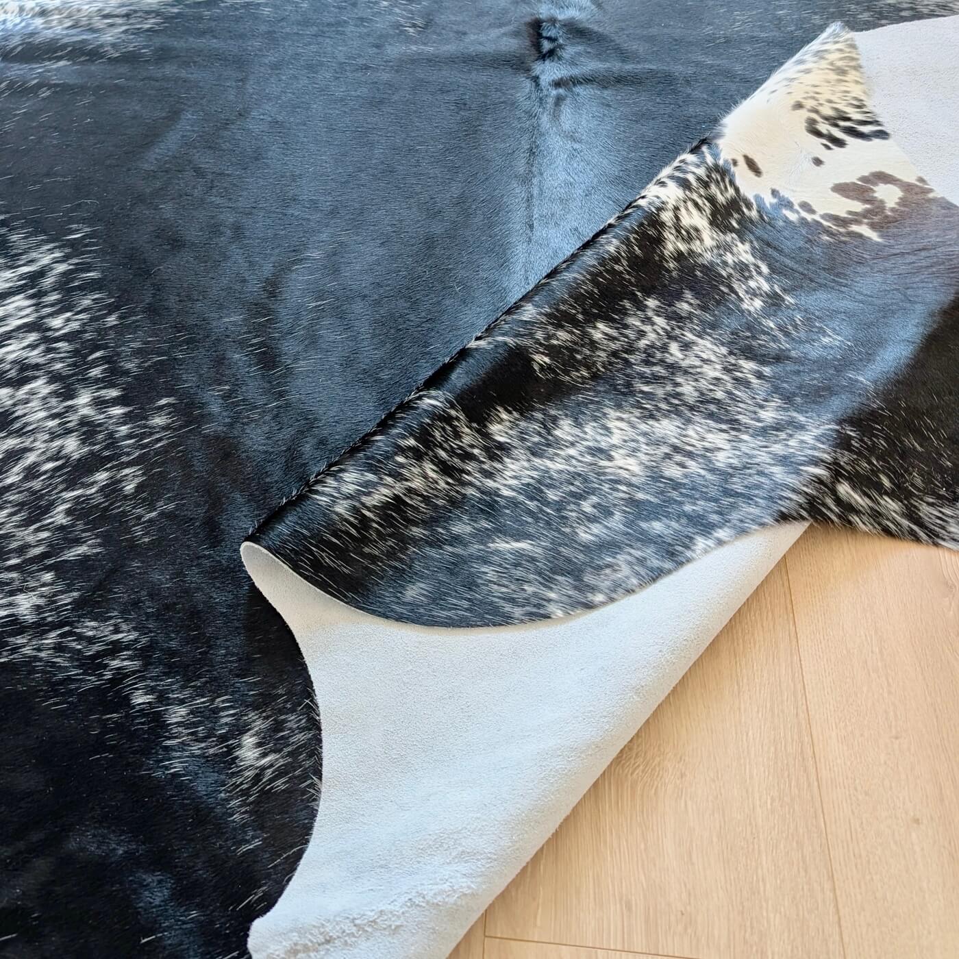 covor din piele de vaca pestrit cu fundal negru si detalii albe si gri - perfect pentru living, studio sau birou - zoom 2