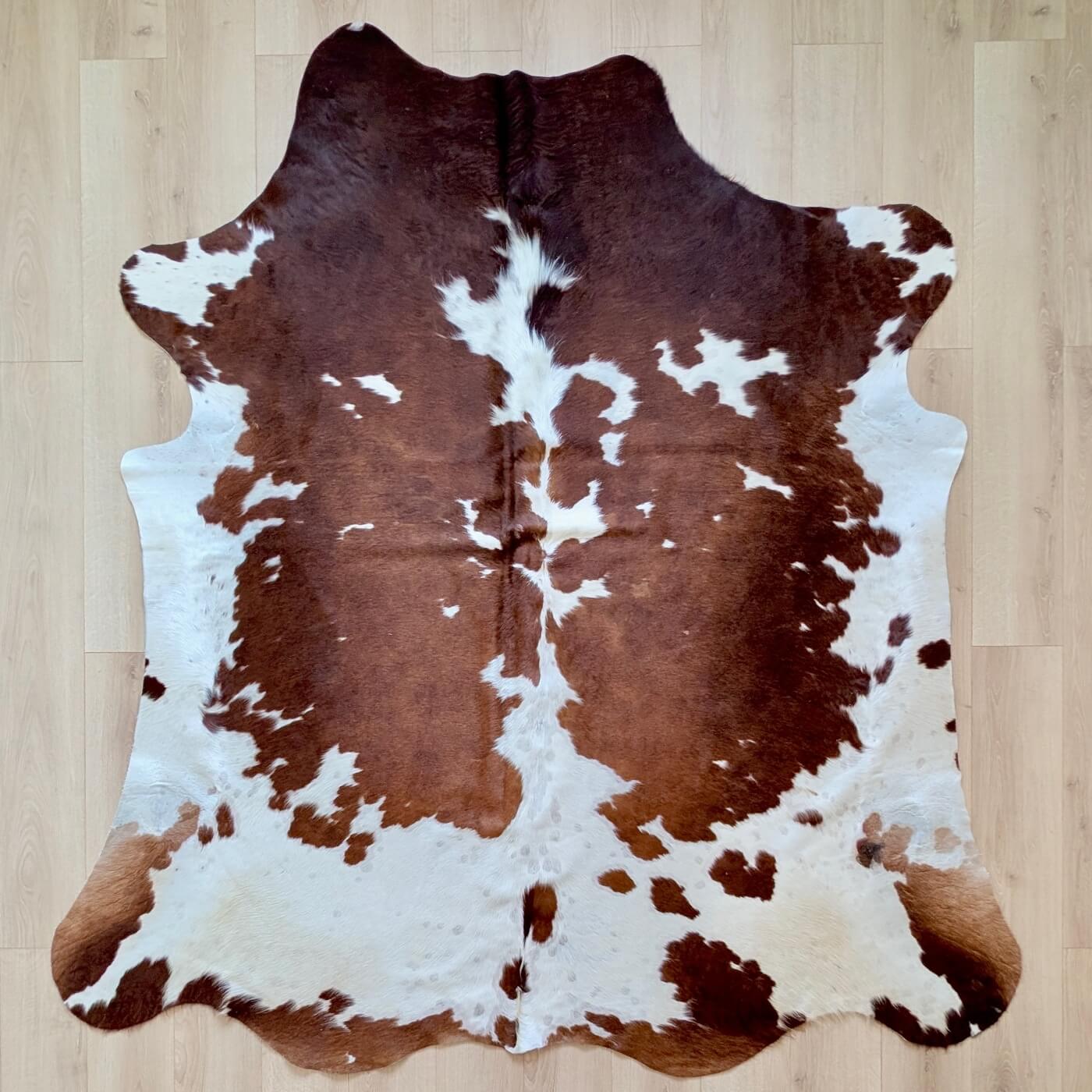 covor piele vaca 100% natural - fotografii reale - marime XL - maro cu pete albe - perfect pentru living, studio sau birou