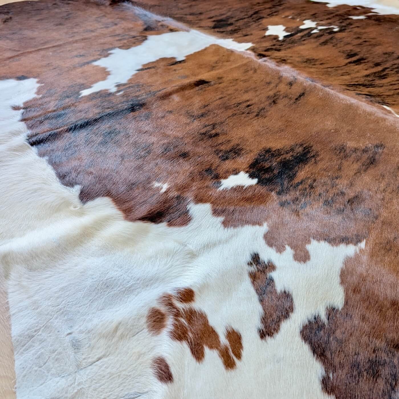 covor piele vaca cu model exotic - culoare maro cu pete albe - marime XL pentru living, studio sau birou - zoom