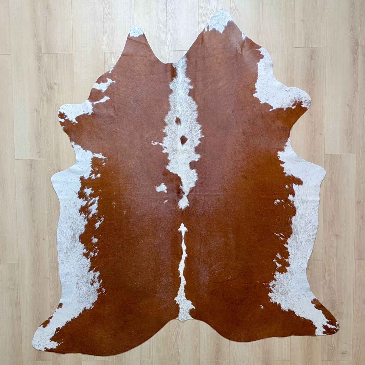 Covor din Piele de Vacă - nuanțe de maro și alb (205cm x 195cm) - dimensiuni medii