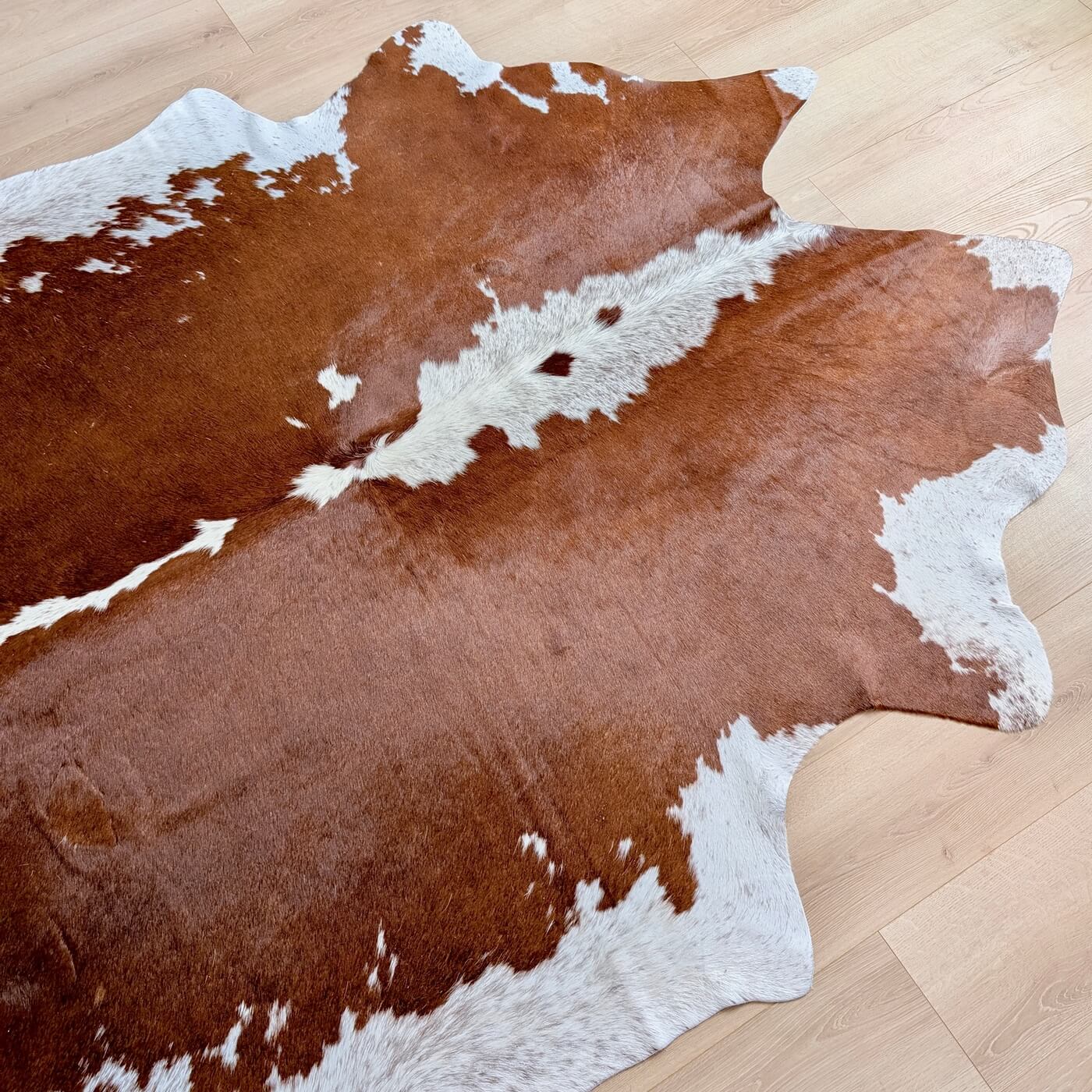 Covor din Piele de Vacă - nuanțe de maro și alb (205cm x 195cm) - dimensiuni medii - sus