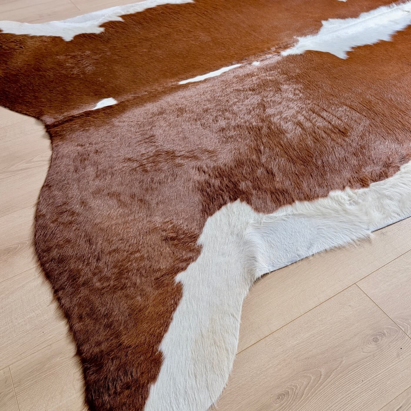 Covor din Piele de Vacă - Maro & Alb (200cm x 190cm) - partea de jos