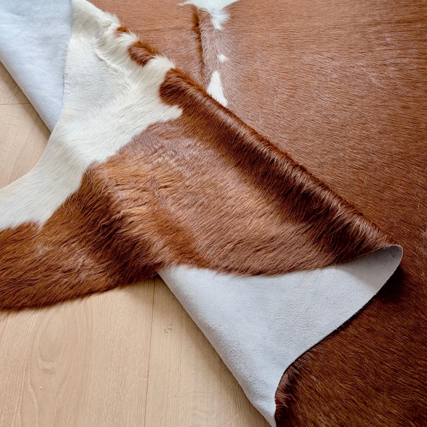 Covor din Piele de Vacă - Maro & Alb (200cm x 190cm) - zoom