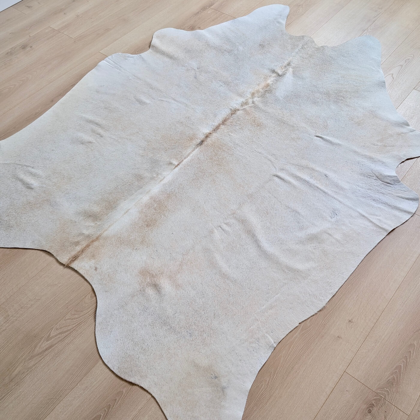 Covor din Piele de Vaca - nuanțe neutre de Bej & Gri (195cm x 160cm) - piele naturala - pe podea