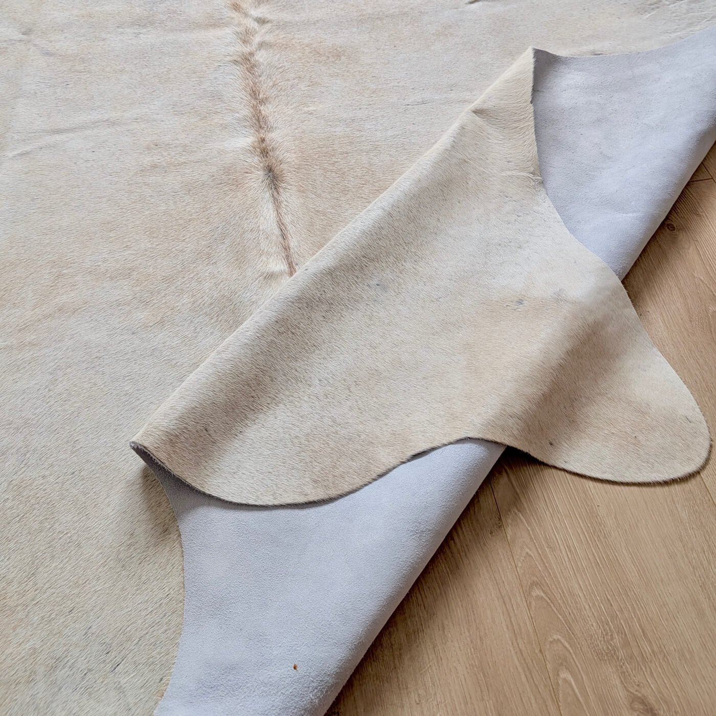 Covor din Piele de Vaca - nuanțe neutre de Bej & Gri (195cm x 160cm) - piele naturala - zoom 2 - tabacita de calitate