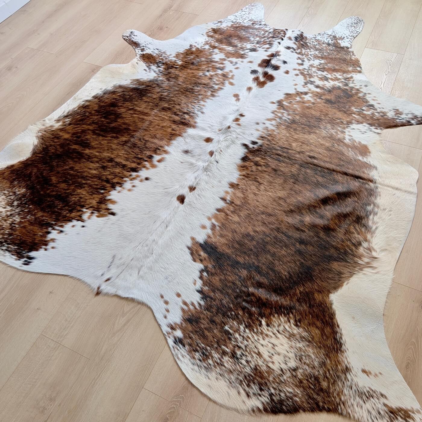 Covor din Piele de Vaca - Tricolor Pestrit (210cm x 210cm) - piele naturala fotografiata real - pe parchet