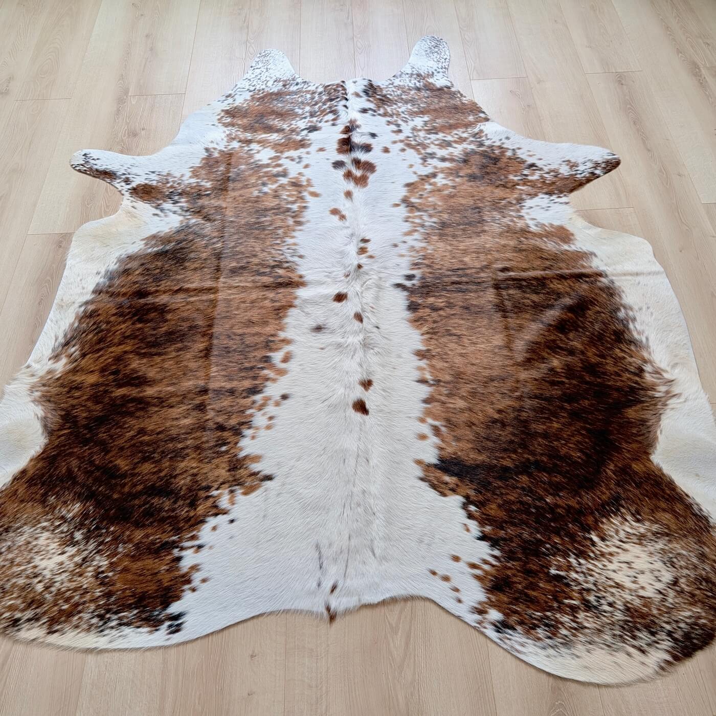 Covor din Piele de Vaca - Tricolor Pestrit (210cm x 210cm) - fotografiata real pe podea