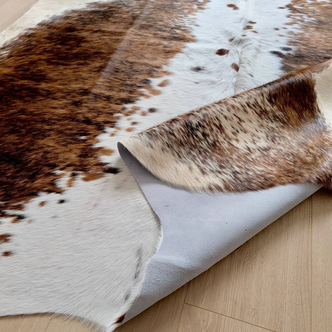 Covor din Piele de Vaca - Tricolor Pestrit (210cm x 210cm) - calitate premium