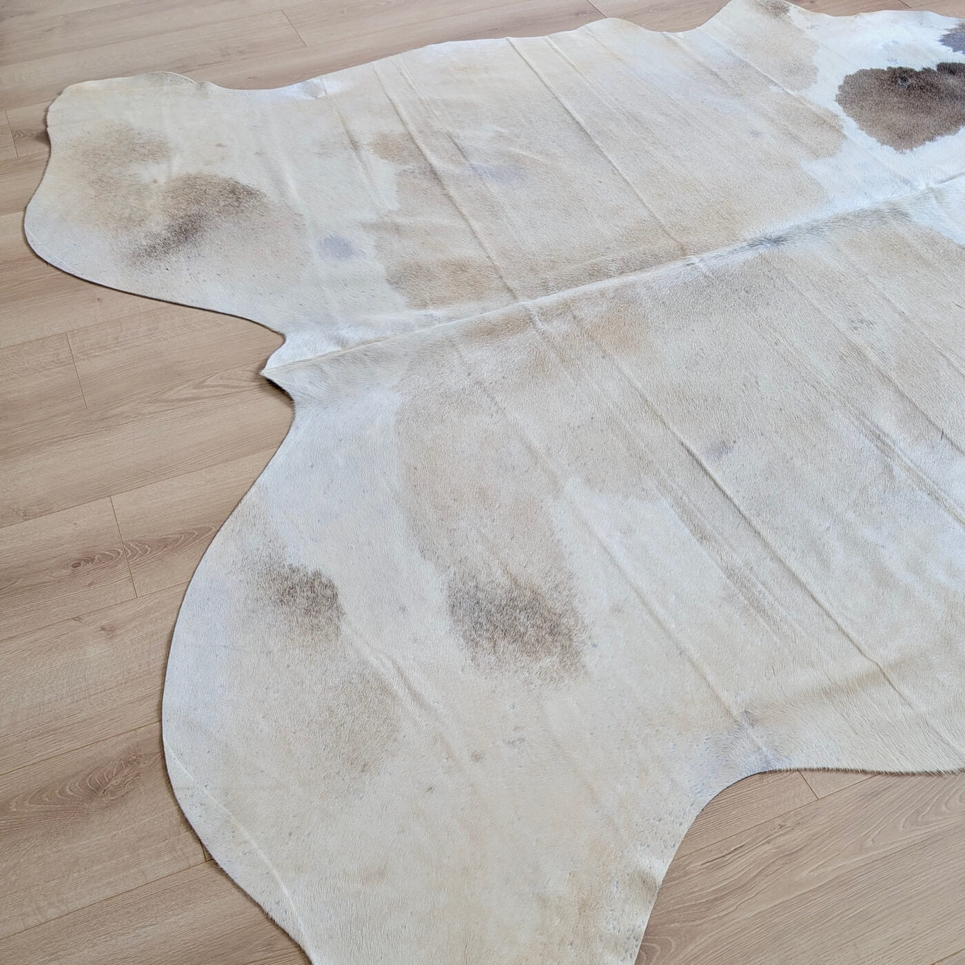 Covor din Piele de Vaca - Bej & Maro (235cm x 210cm) - partea de jos