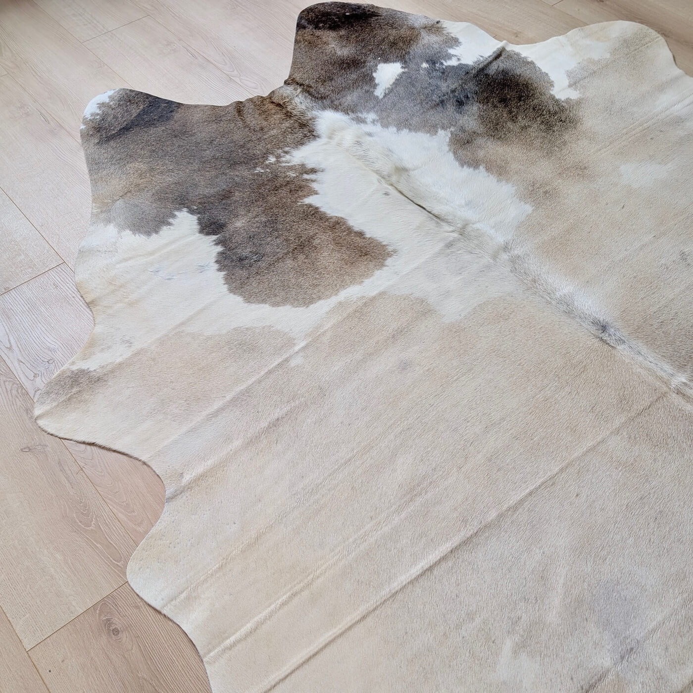 Covor din Piele de Vaca - Bej & Maro (235cm x 210cm) - partea de sus