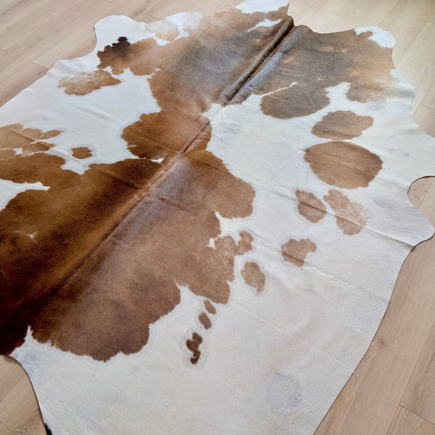 Covor din Piele de Vaca - Alb & Maro (240cm x 200cm) - intinsa