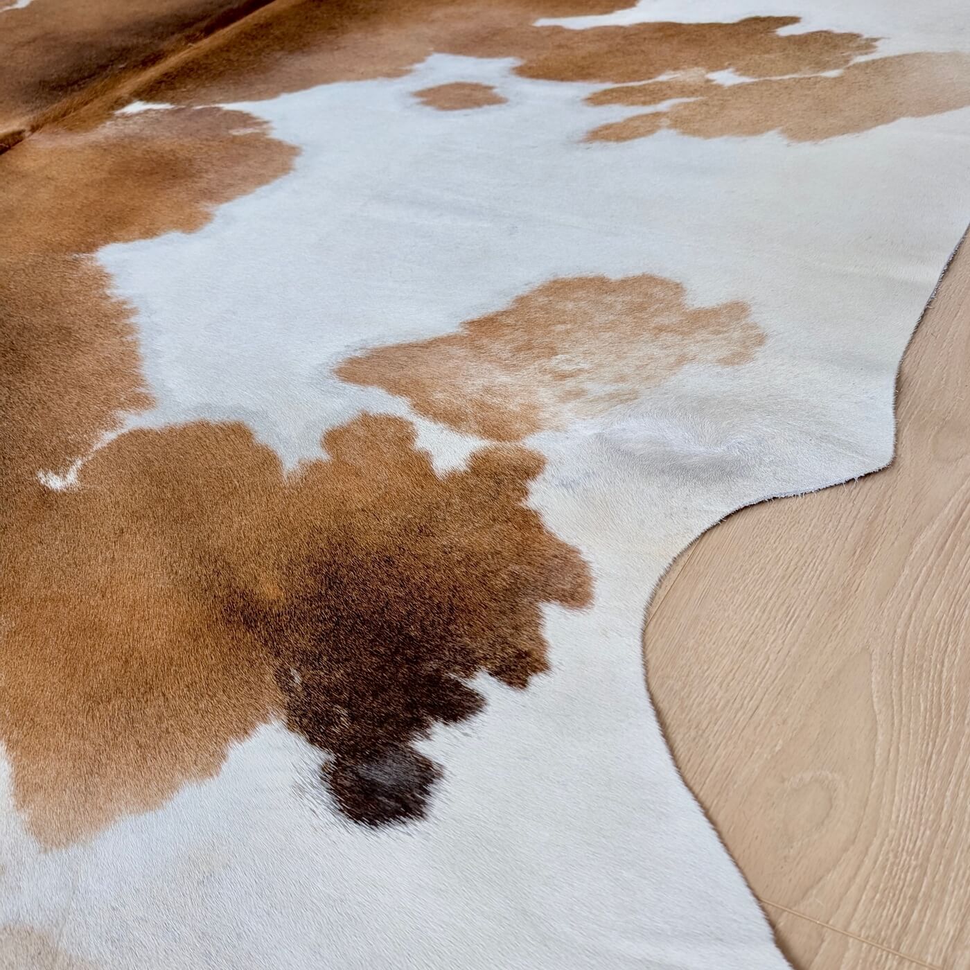 Covor din Piele de Vaca - Alb & Maro (240cm x 200cm) - close up