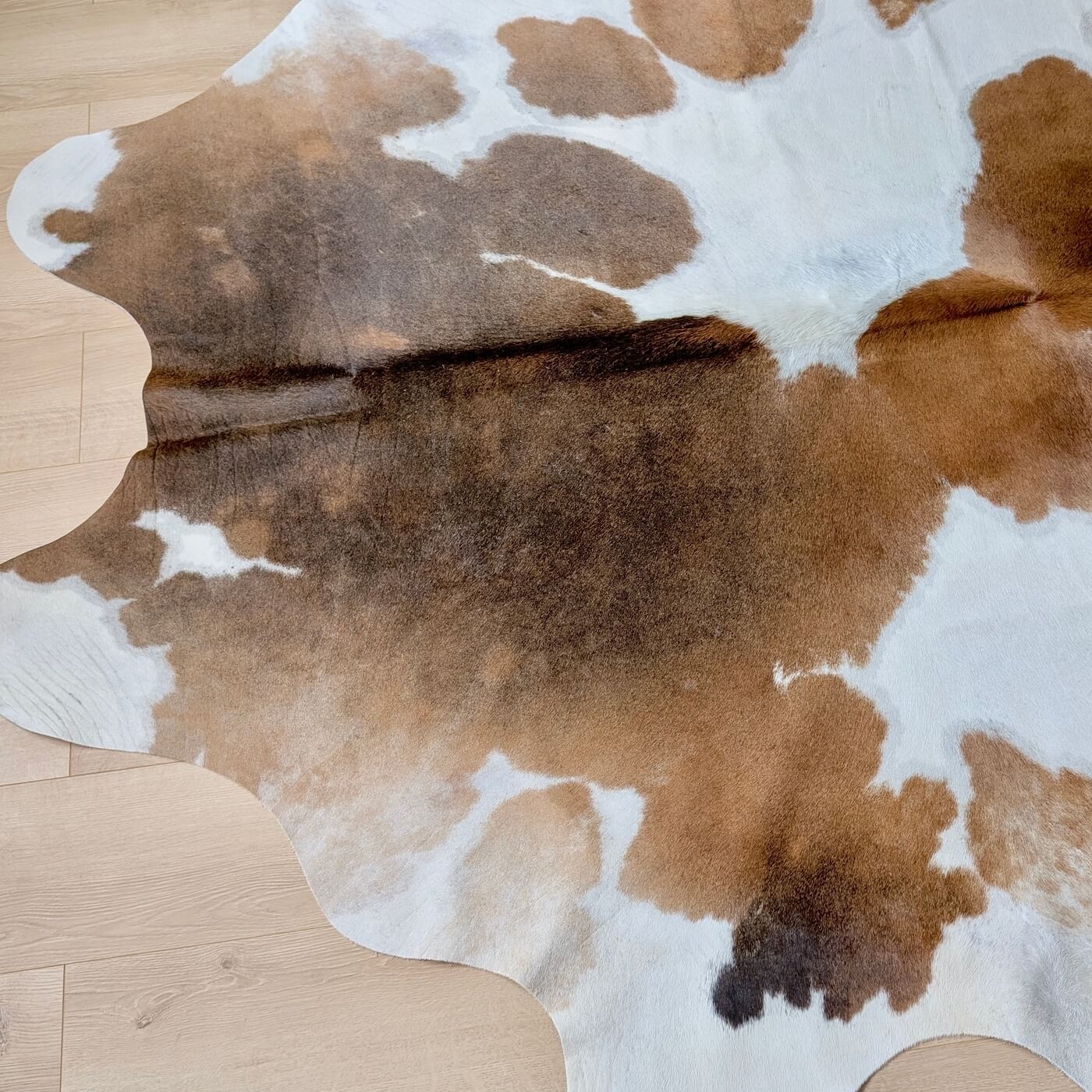 Covor din Piele de Vaca - Alb & Maro (240cm x 200cm) - zoom varf