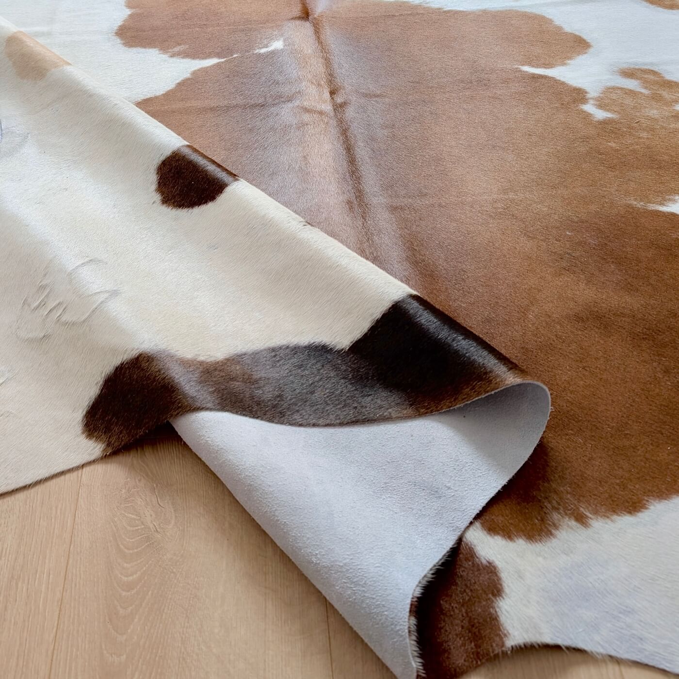 Covor din Piele de Vaca - Alb & Maro (240cm x 200cm) - calitate