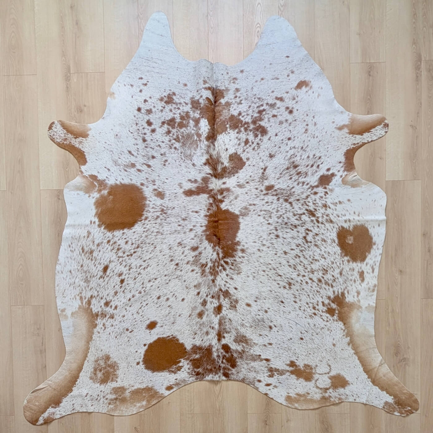 Covor din Piele de Vaca - Alb & Rosu Pestrit (225cm x 225cm) - piele naturala reala - pe podea