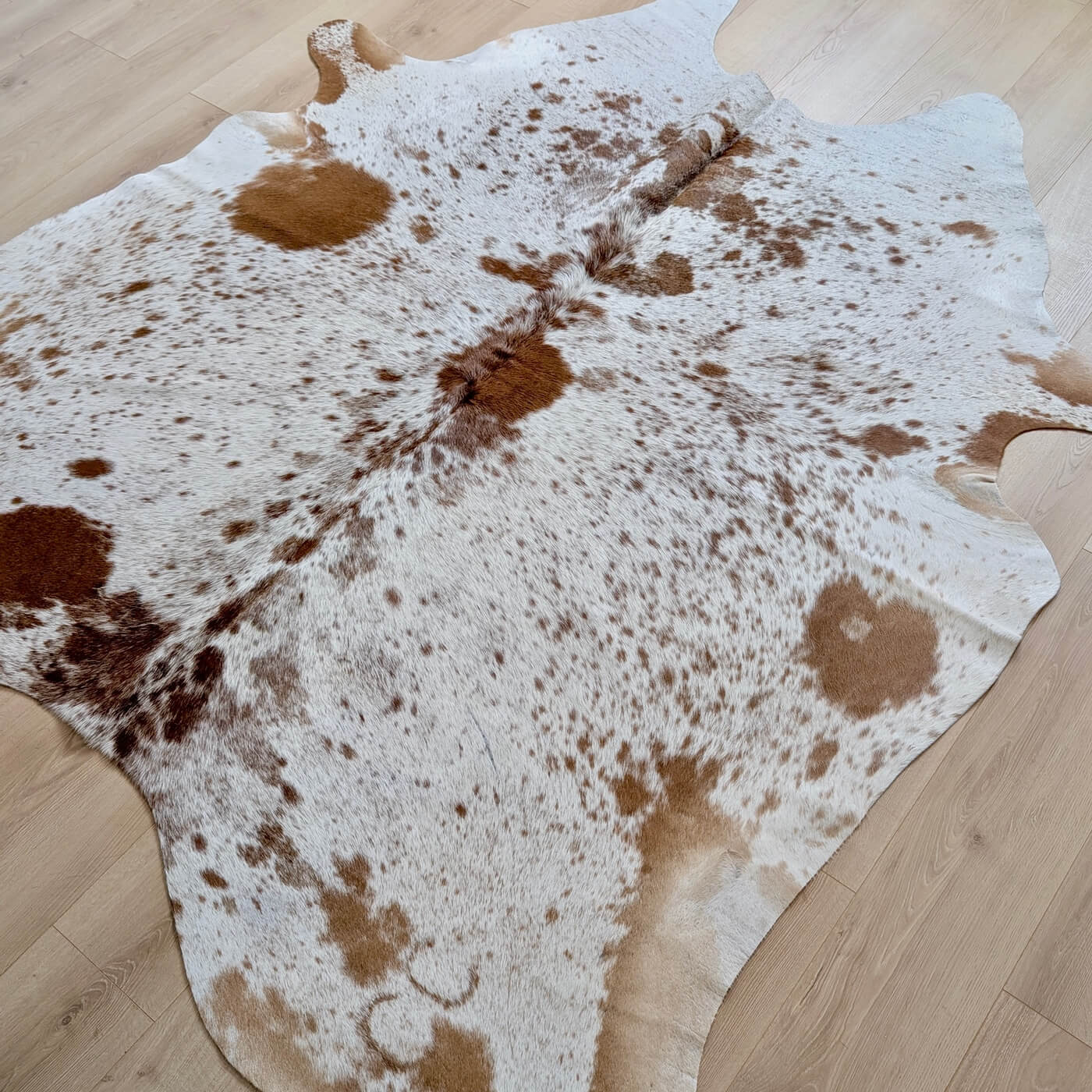 Covor din Piele de Vaca - Alb & Rosu Pestrit (225cm x 225cm) - intinsa